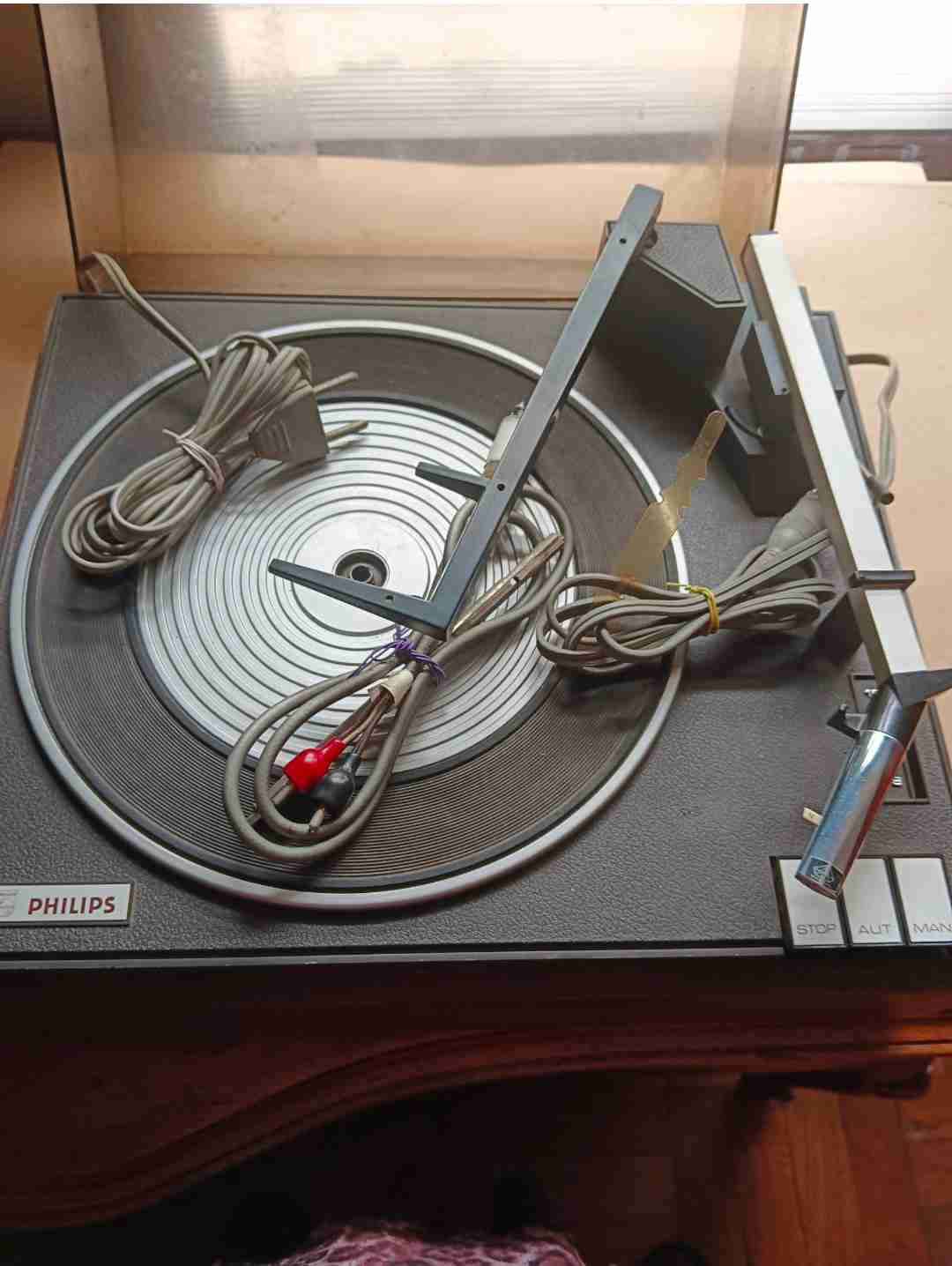 Tocadiscos vintage con cables - miniatura 3