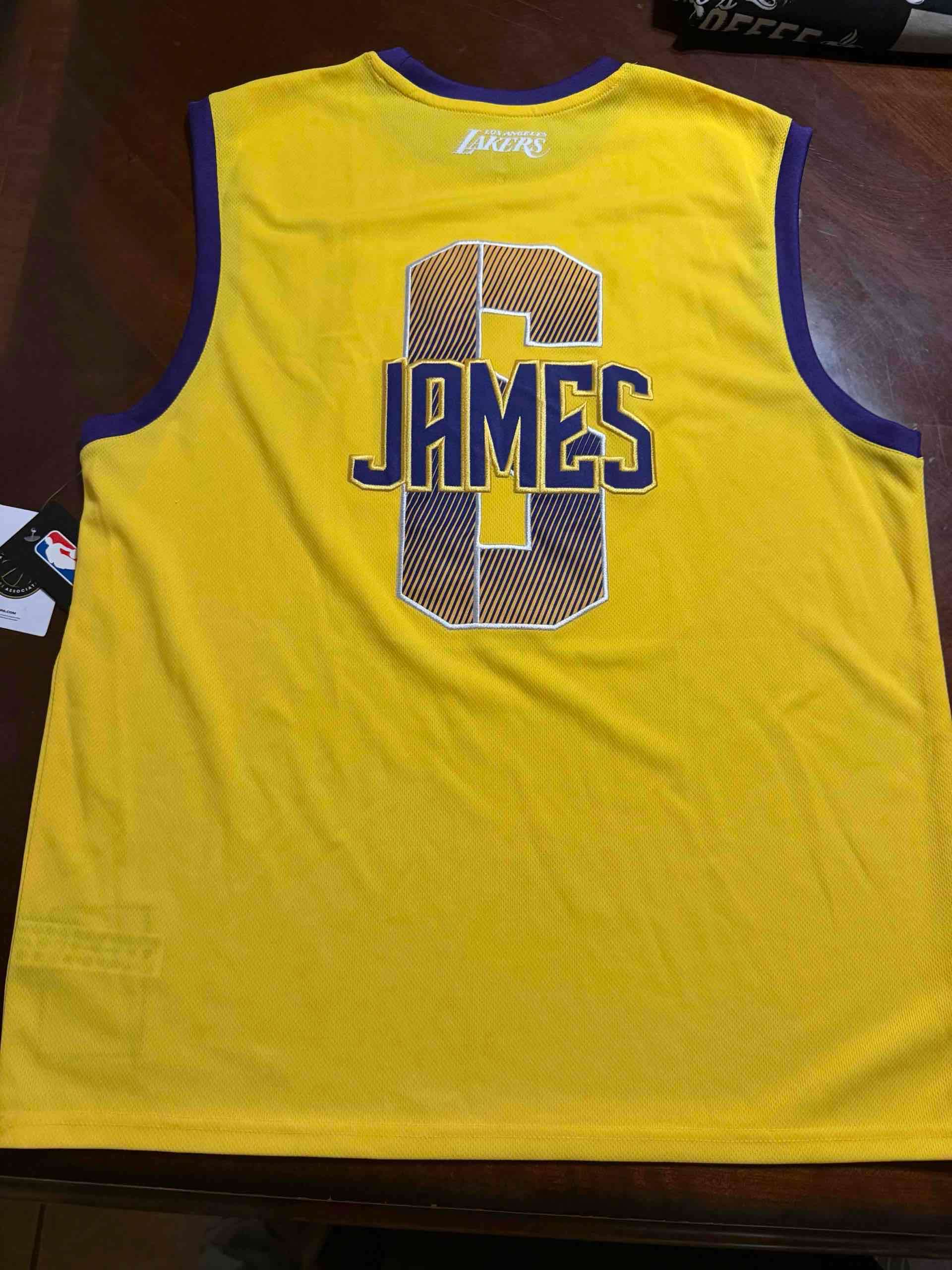 Polera deportiva Lakers amarilla
