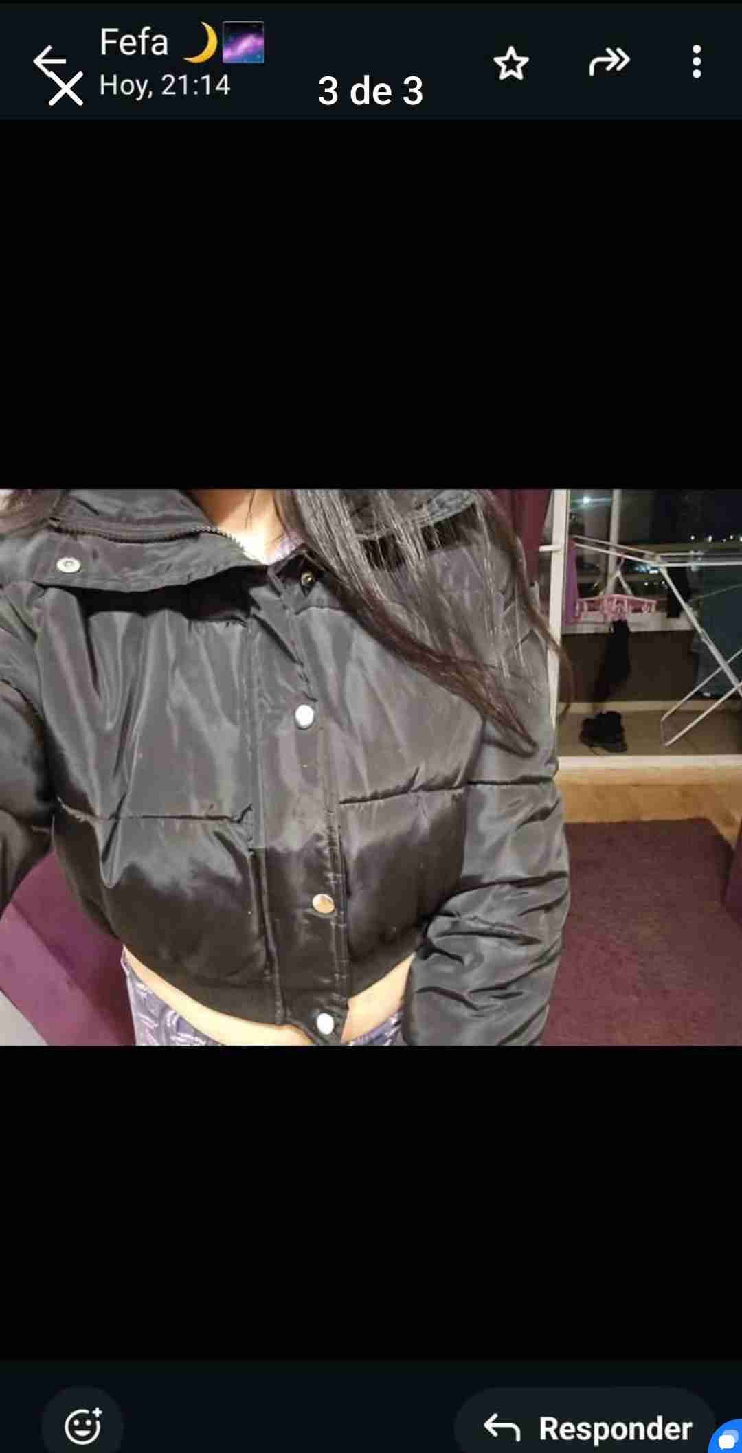 Chaqueta negra acolchada