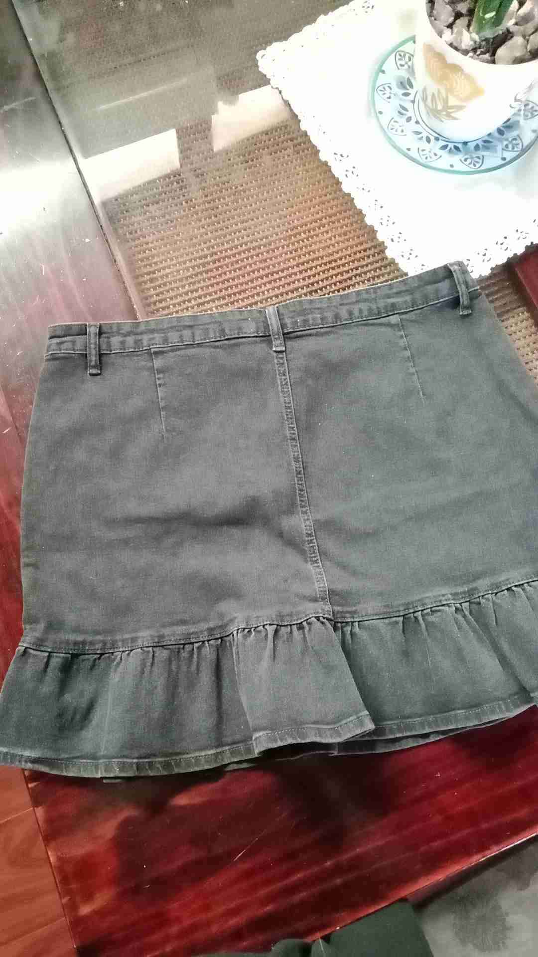 Falda negra con volantes