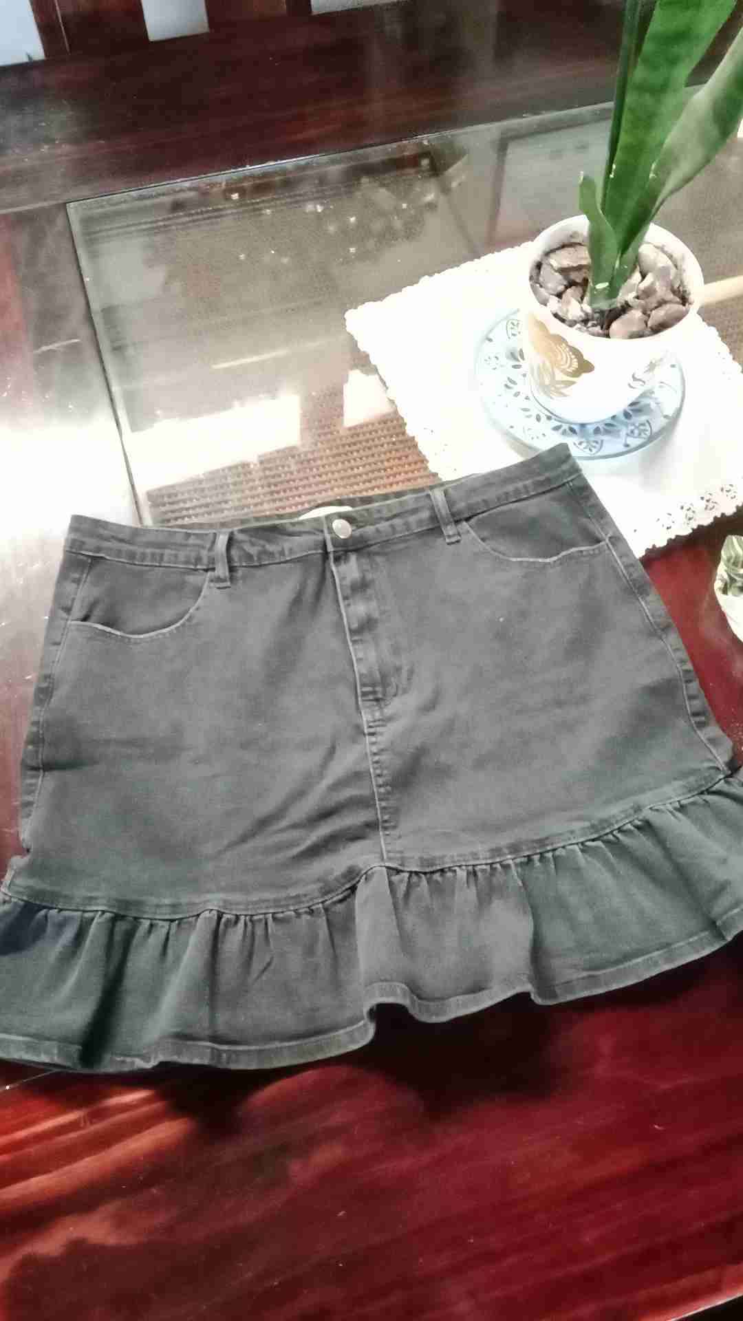 Falda negra con volantes - miniatura 2