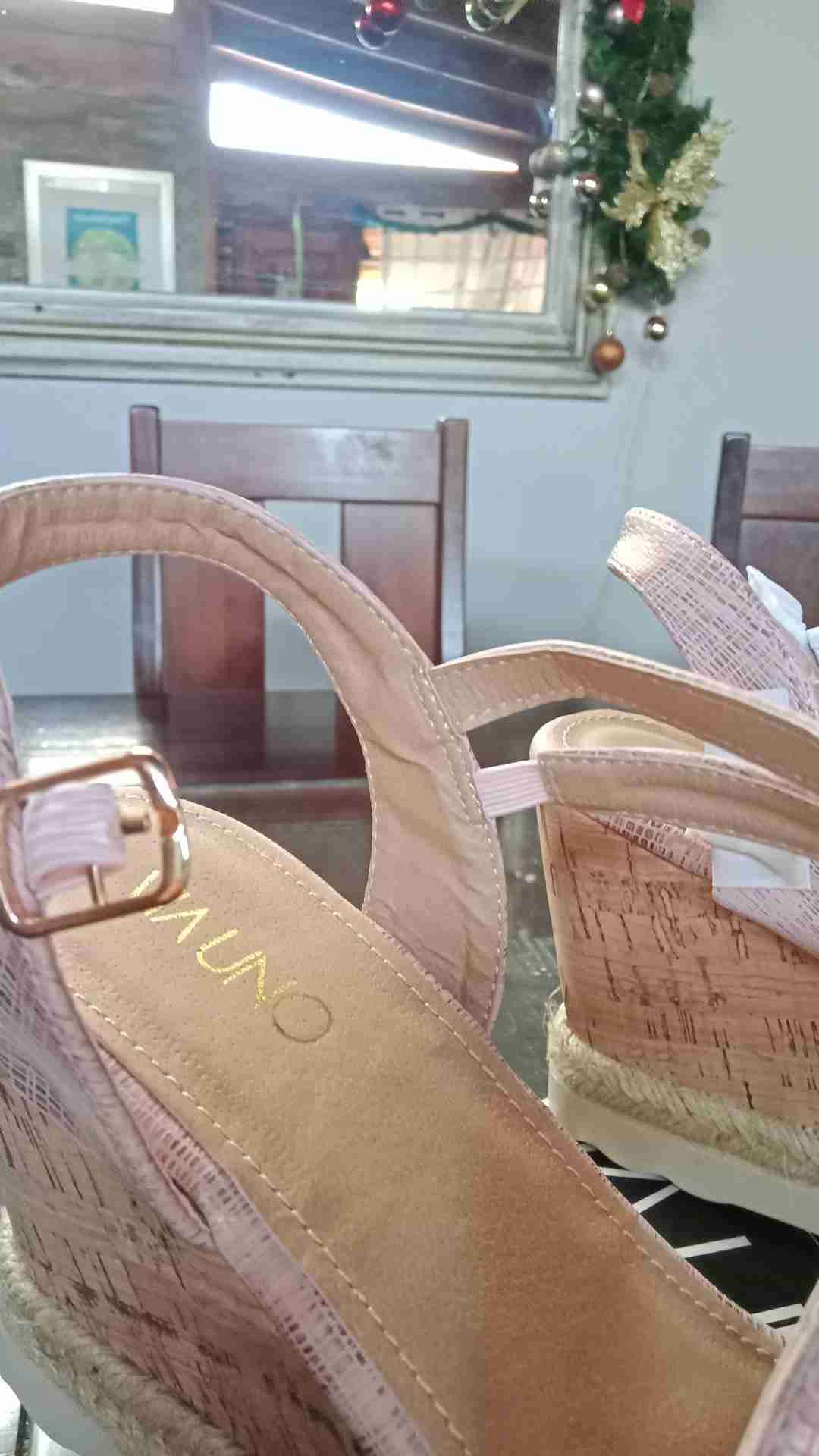 Sandalias plataforma color rosa con bisel dore