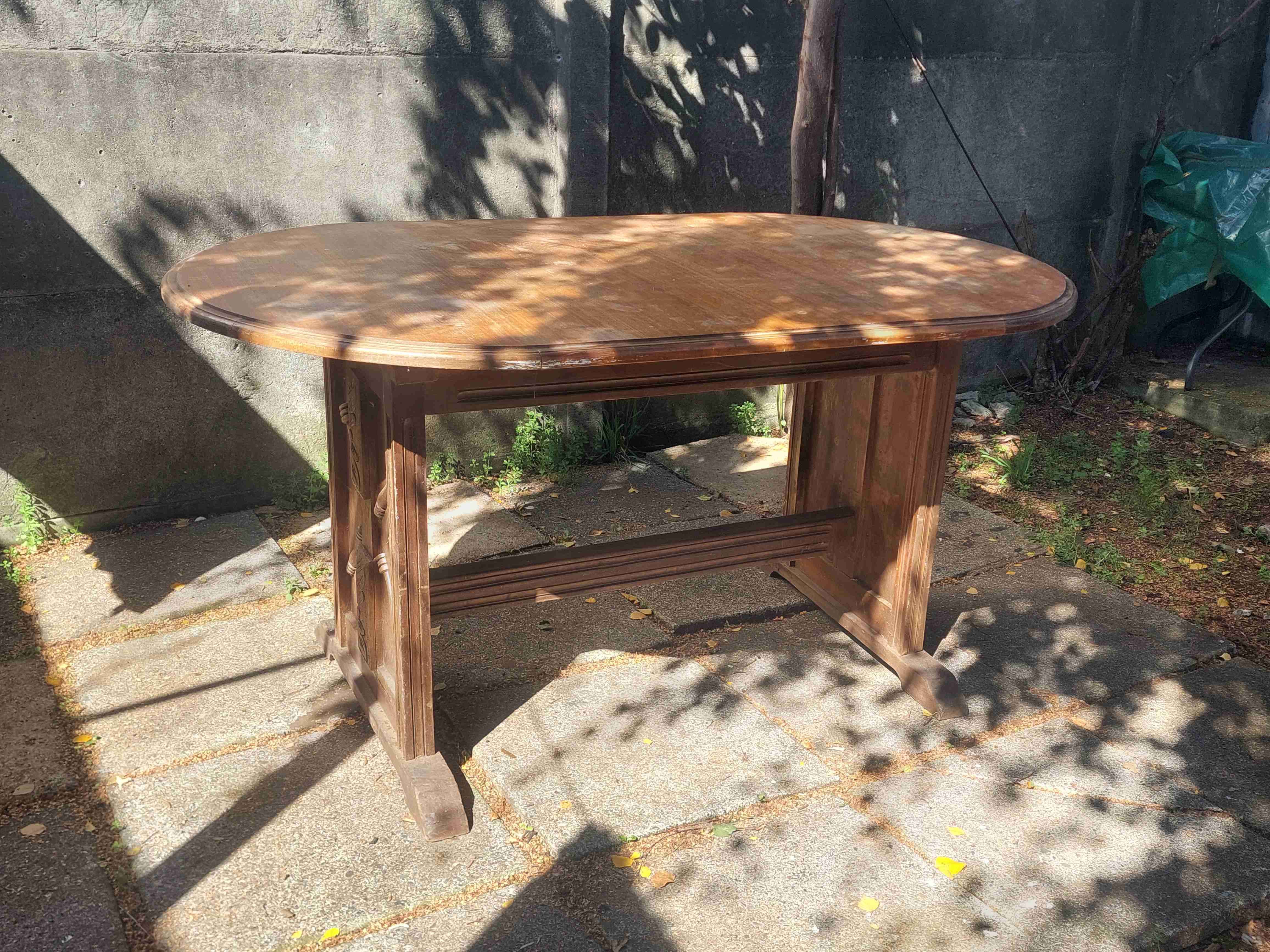 Mesa de comedor ovalada de madera