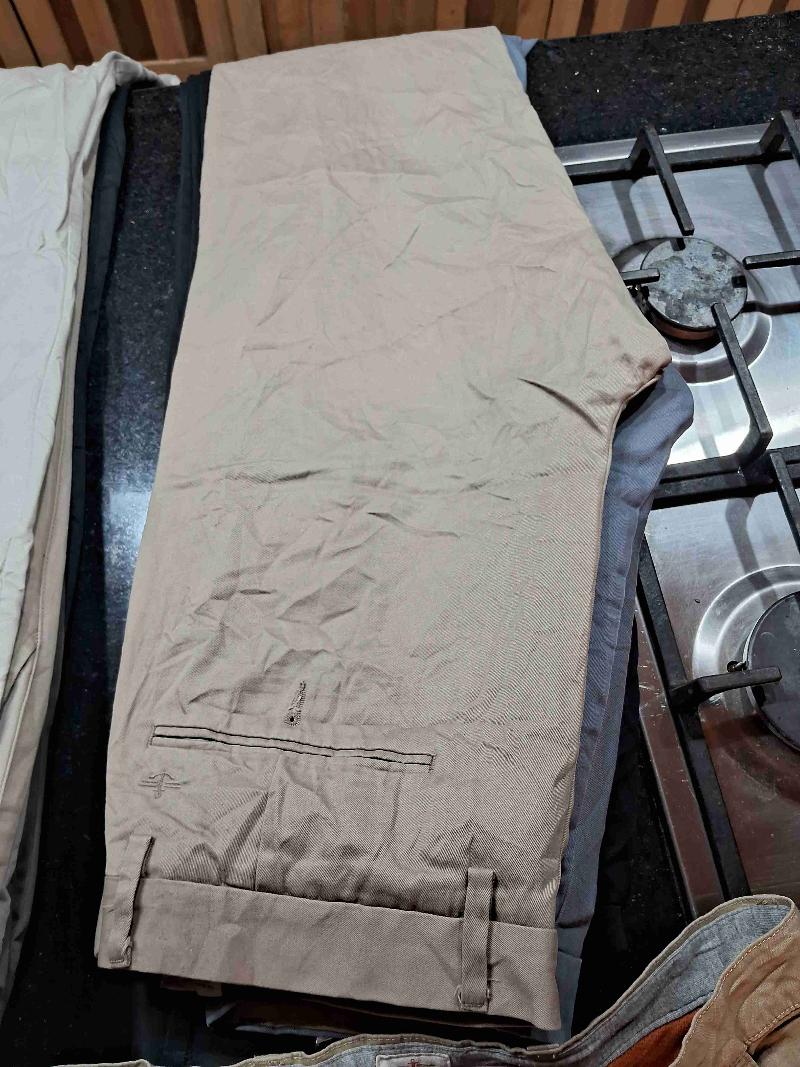 Pantalón beige con cierre - miniatura 4