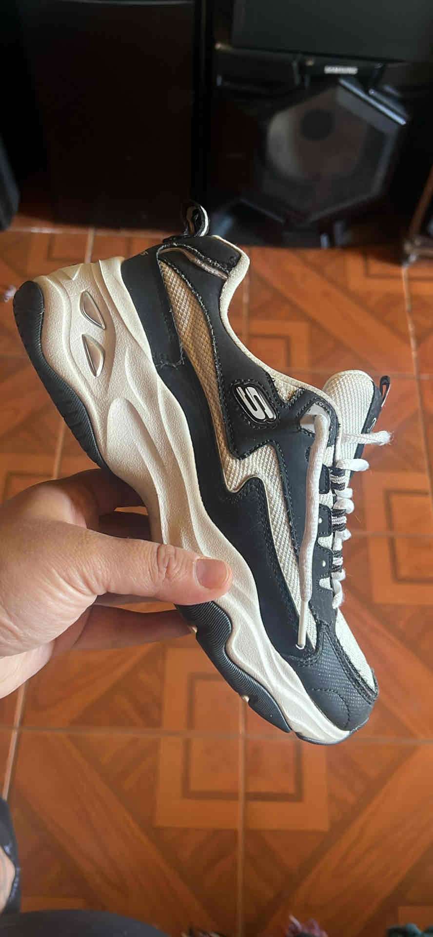 Zapatillas deportivas blancas y negras