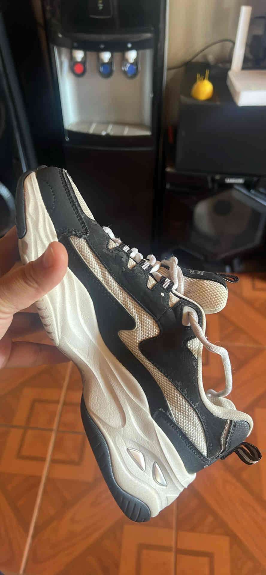 Zapatillas deportivas blancas y negras - miniatura 4