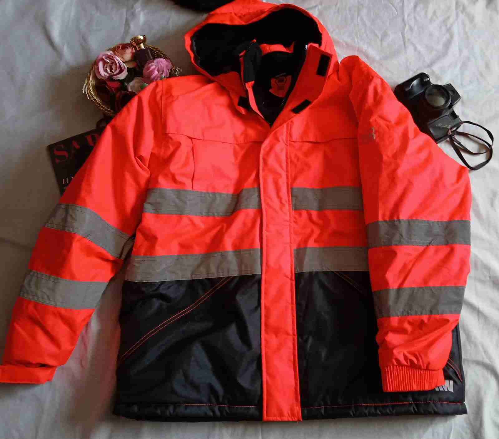 Chaqueta reflectante naranja con capucha