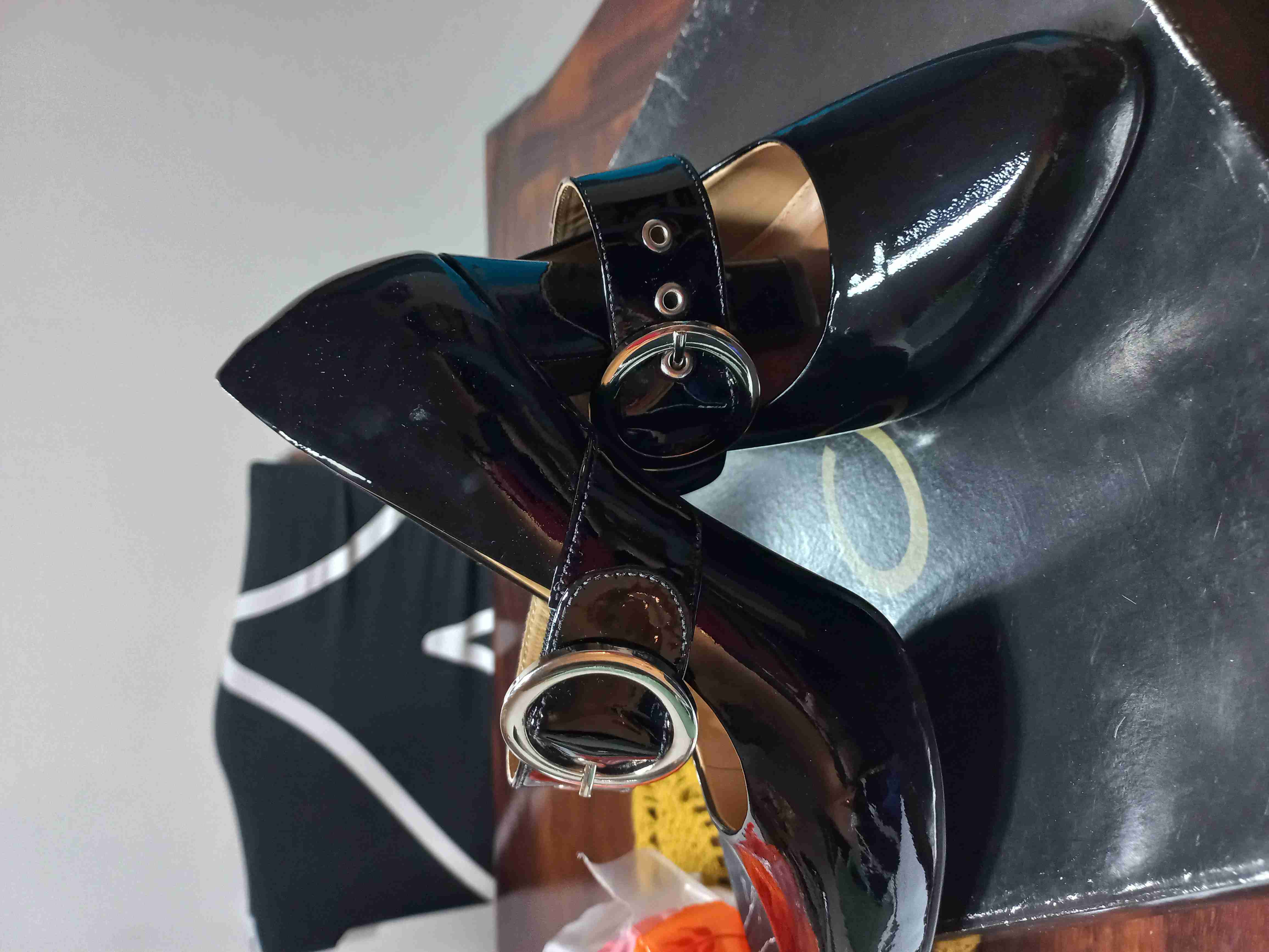 Tacones negros charol con hebilla - miniatura 2