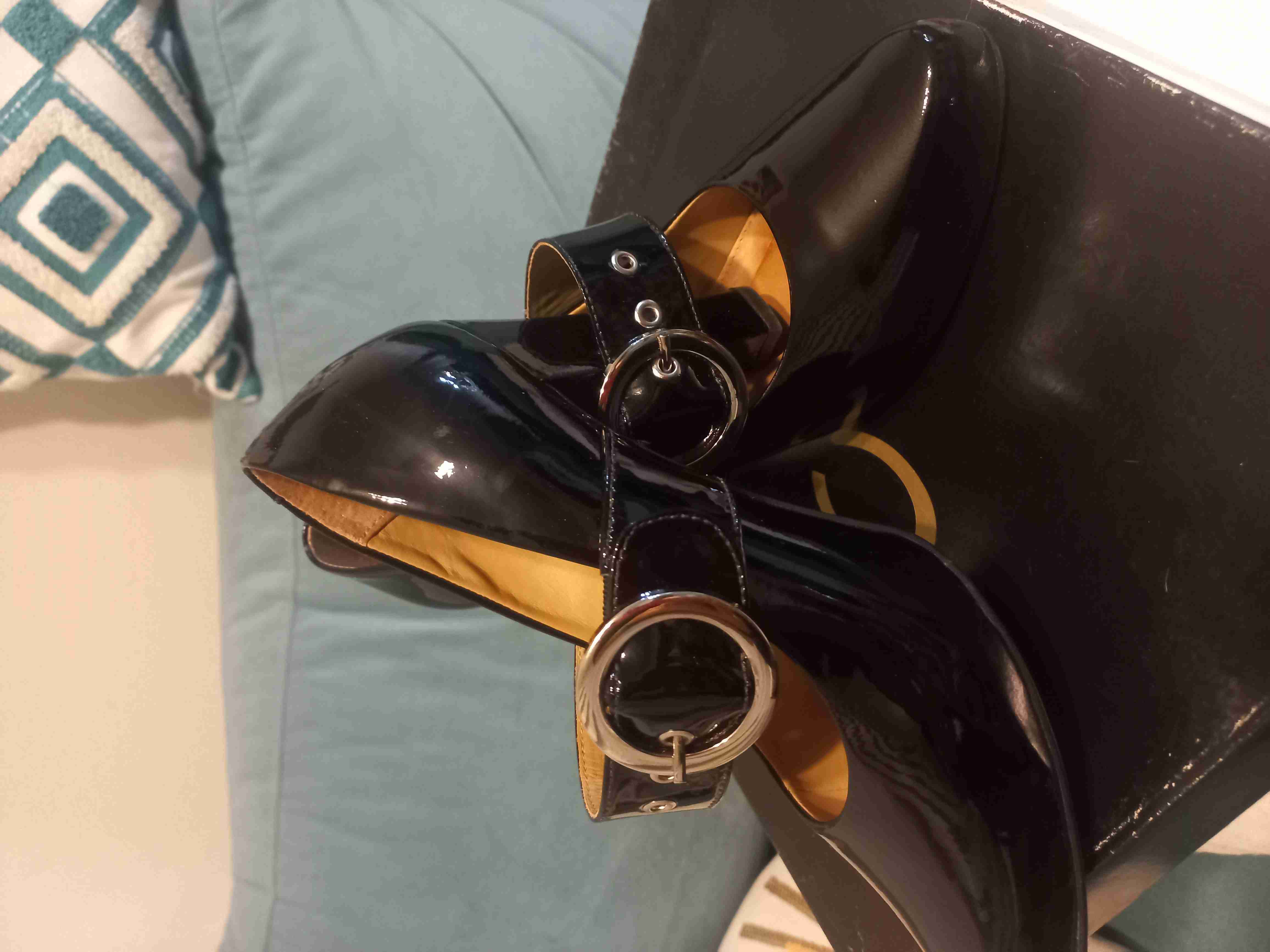 Tacones negros charol con hebilla - miniatura 3