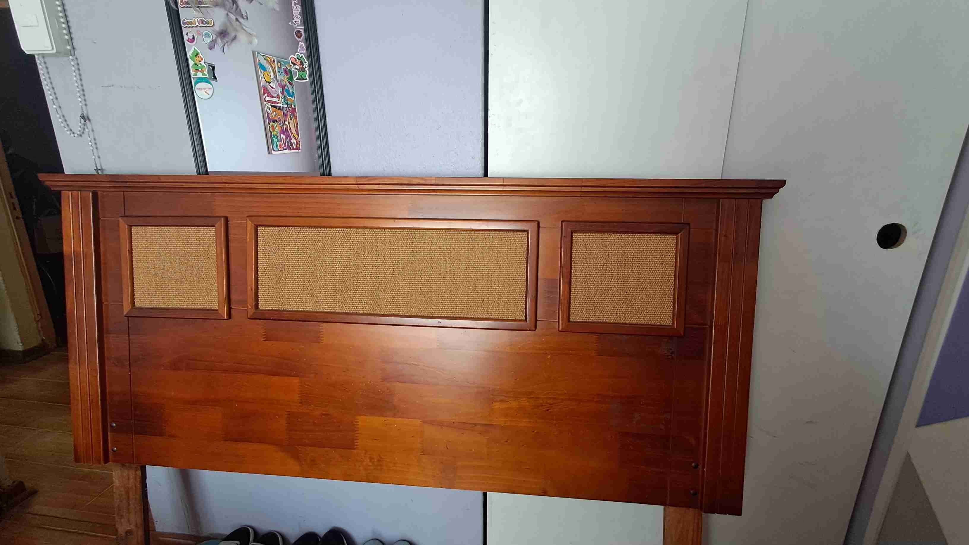 Respaldar de cama de madera