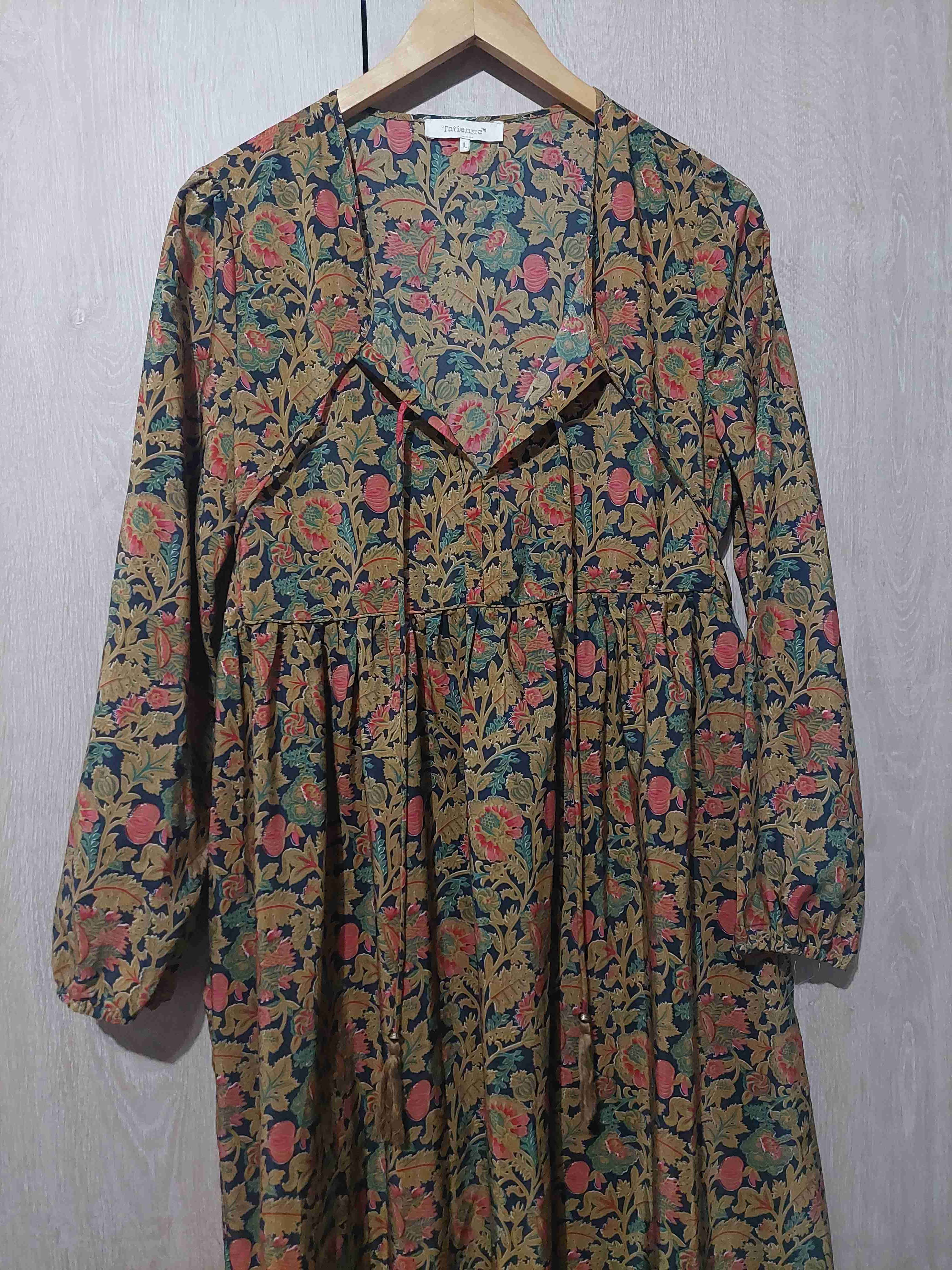 Vestido floral otoñal con mangas