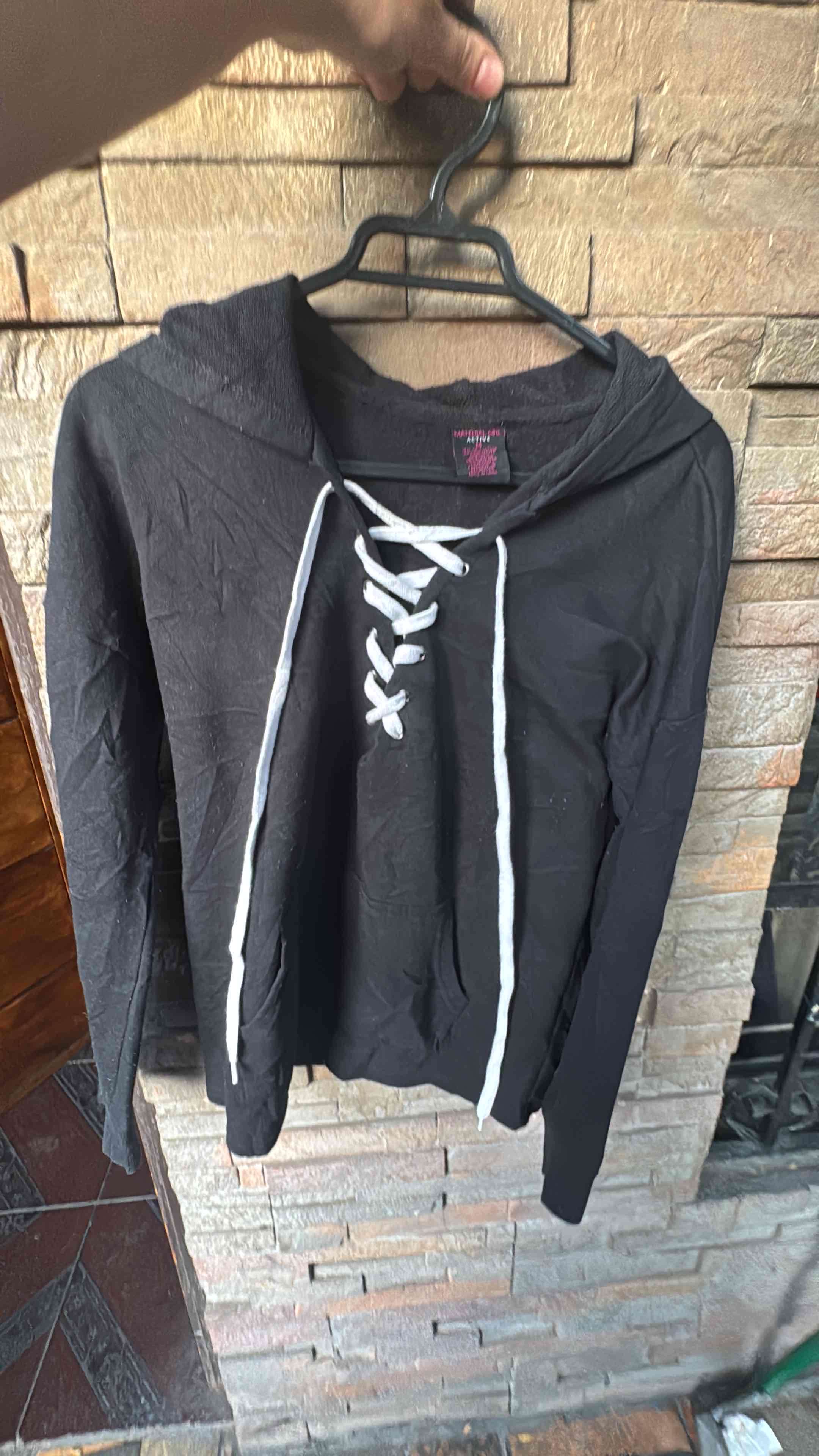 Polerón negro con capucha