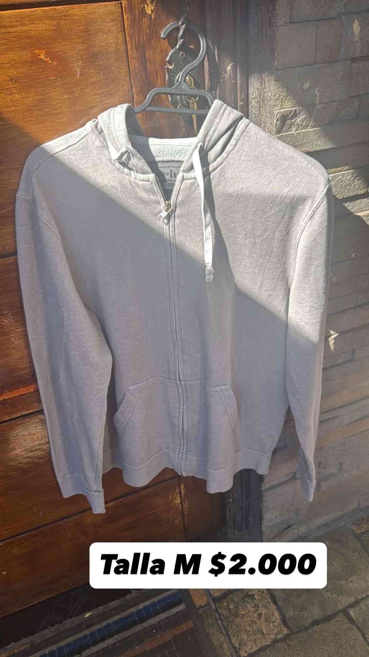 Polerón negro con capucha - miniatura 2