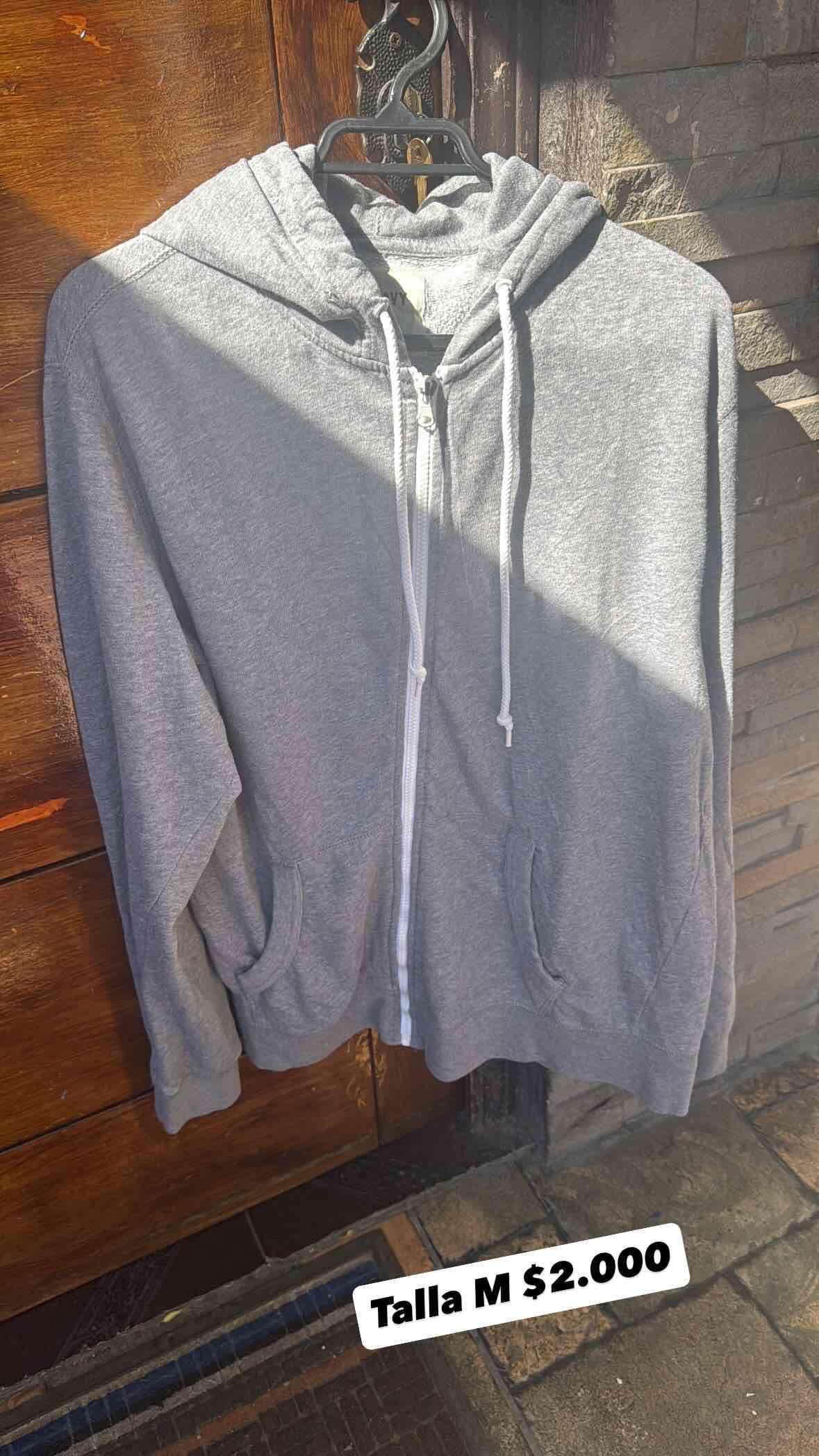 Polerón negro con capucha - miniatura 3