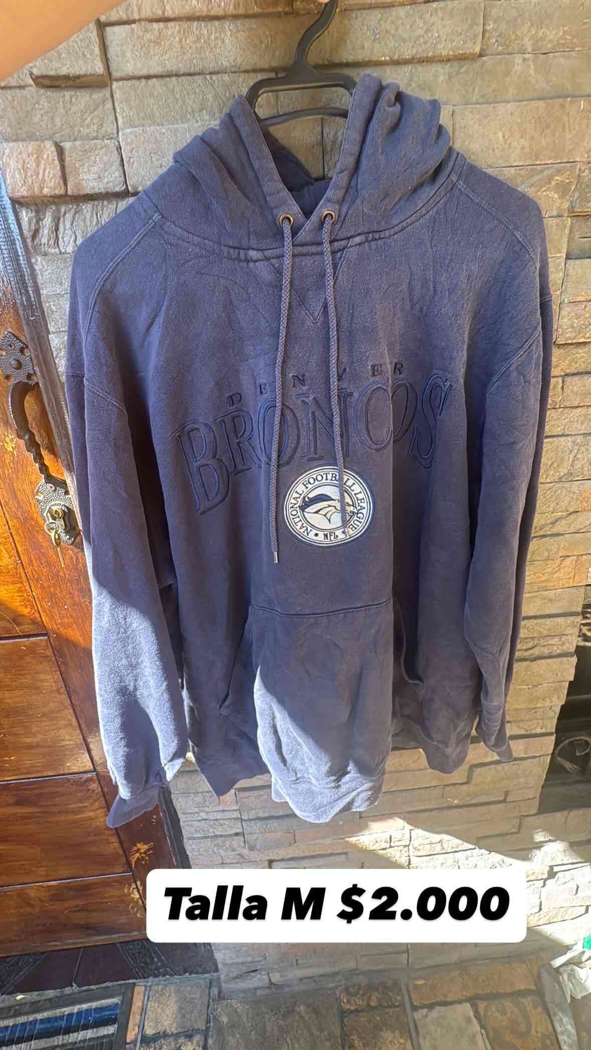 Polerón negro con capucha - miniatura 4