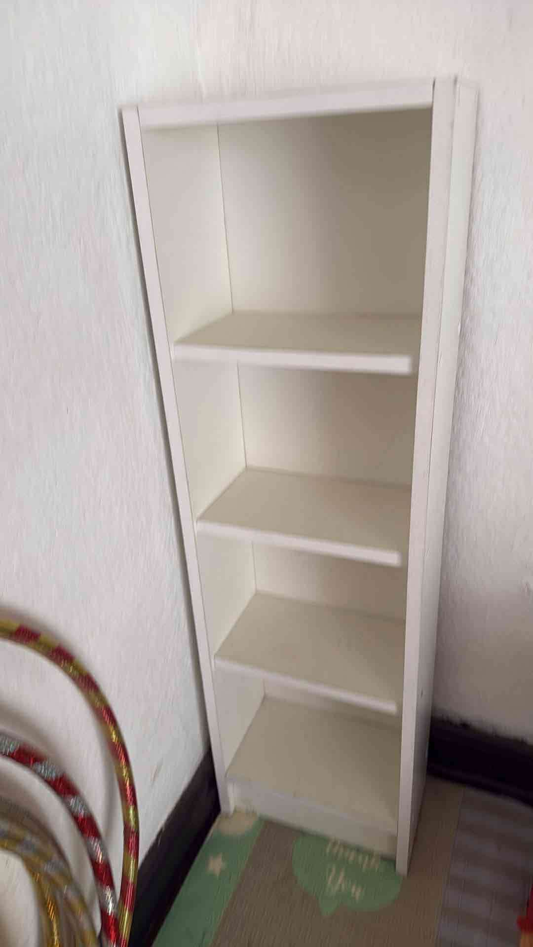 Estante blanco de madera