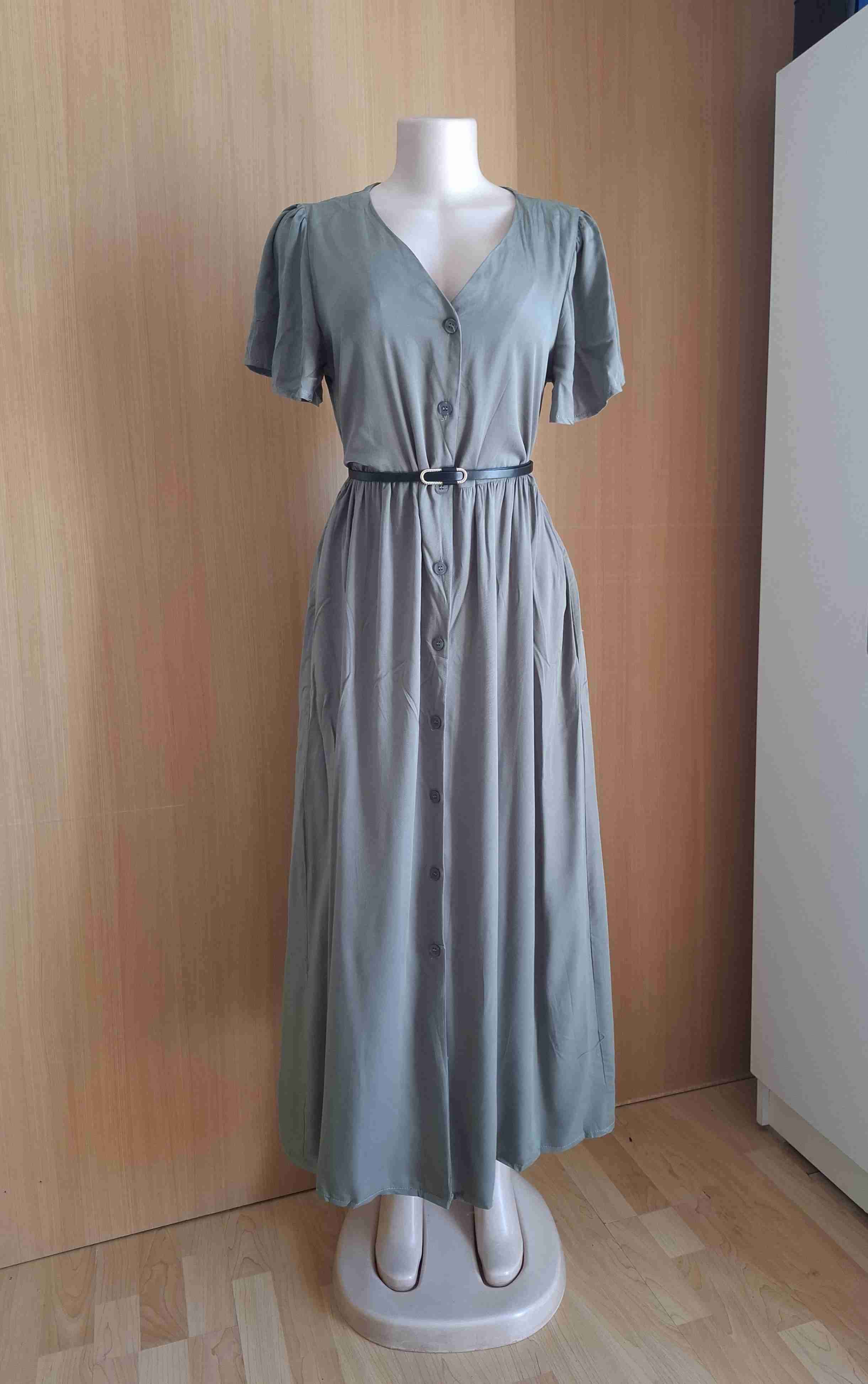 Vestido negro con cinturón - miniatura 2