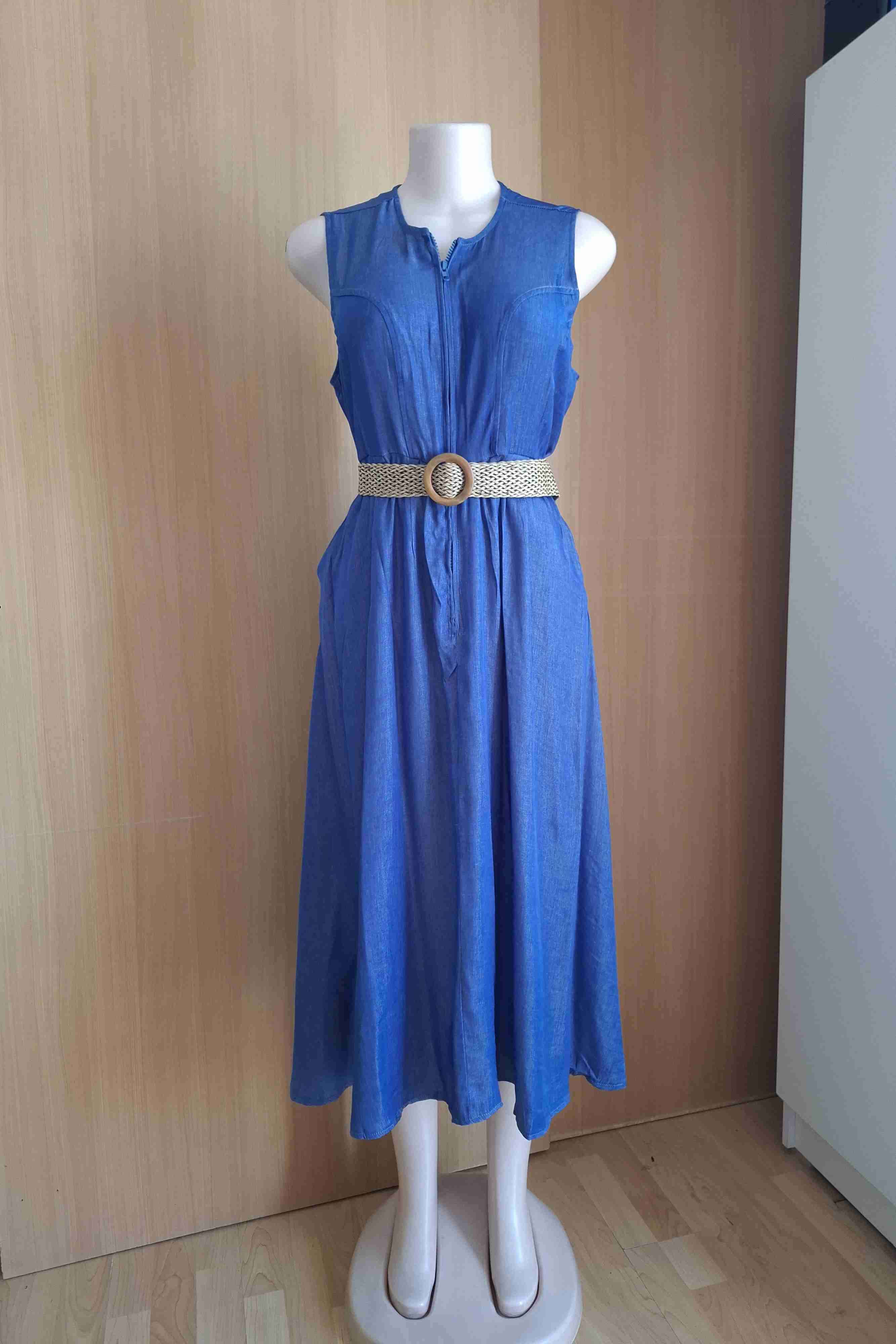 Vestido negro con cinturón - miniatura 3