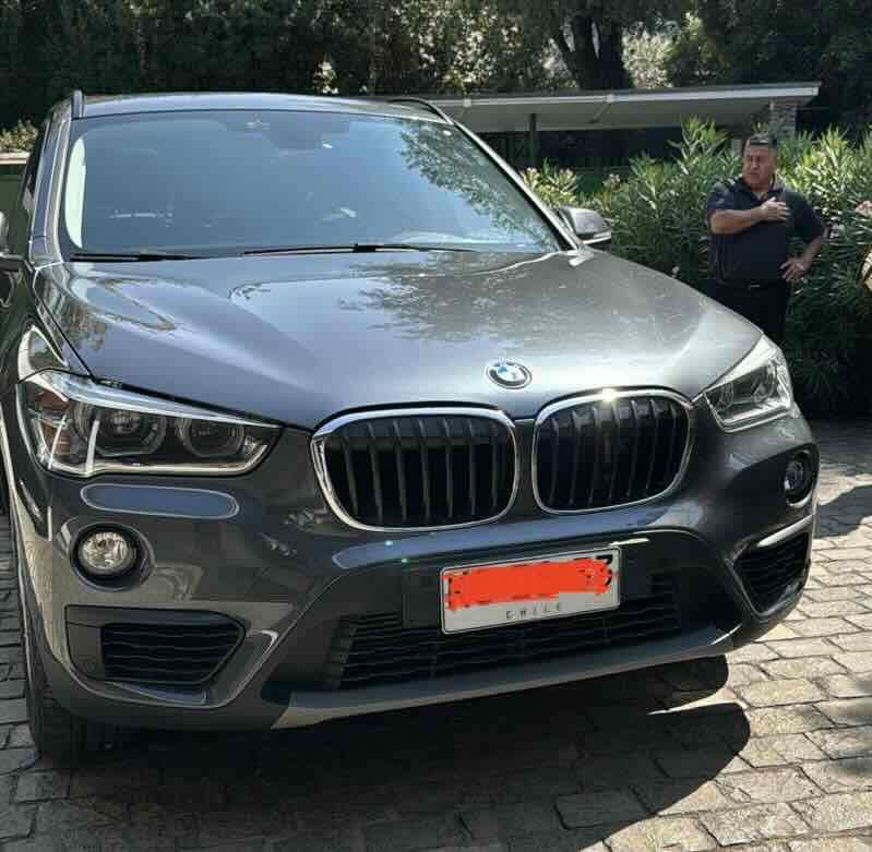 SUV BMW gris en buen estado