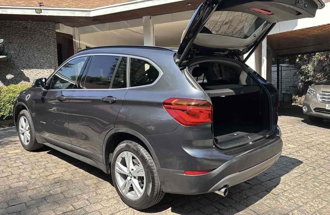 SUV BMW gris en buen estado - miniatura 2