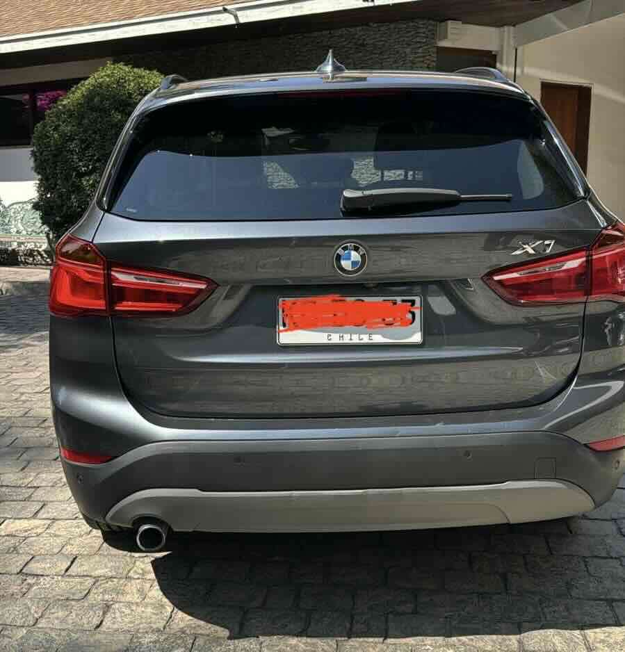 SUV BMW gris en buen estado - miniatura 3