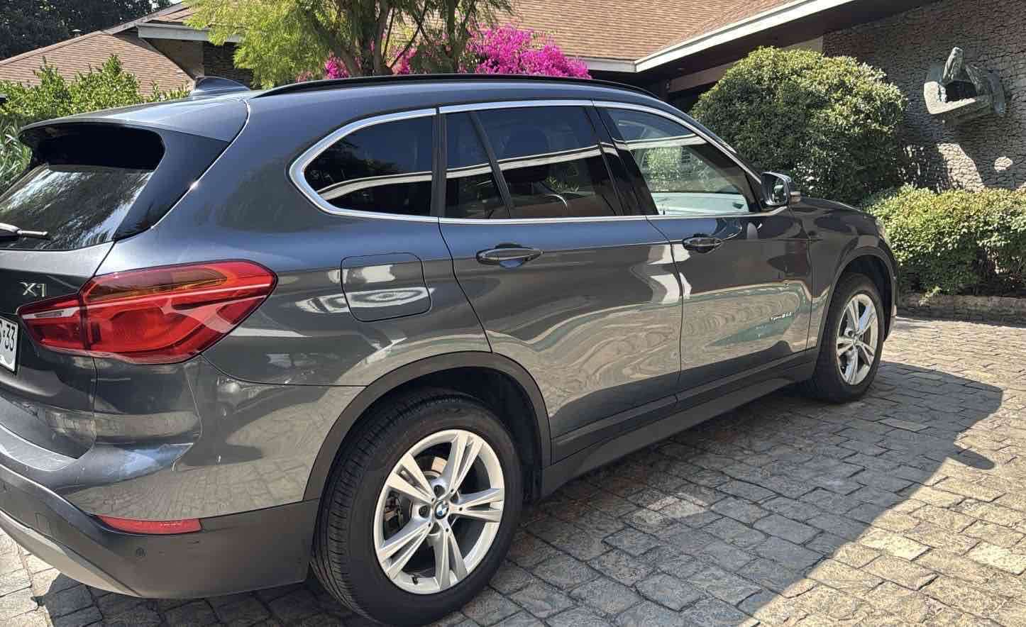 SUV BMW gris en buen estado - miniatura 4