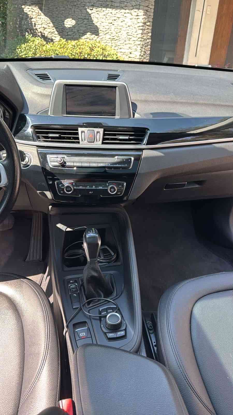 SUV BMW gris en buen estado - miniatura 6