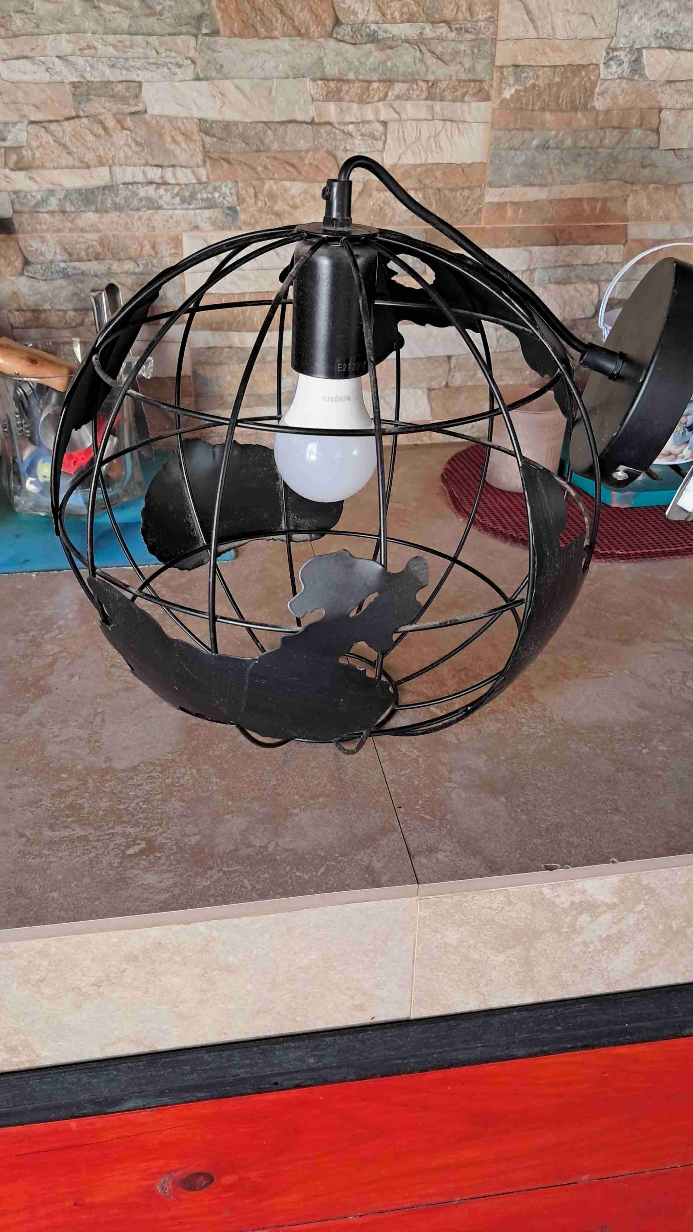 Lámpara colgante de metal negro