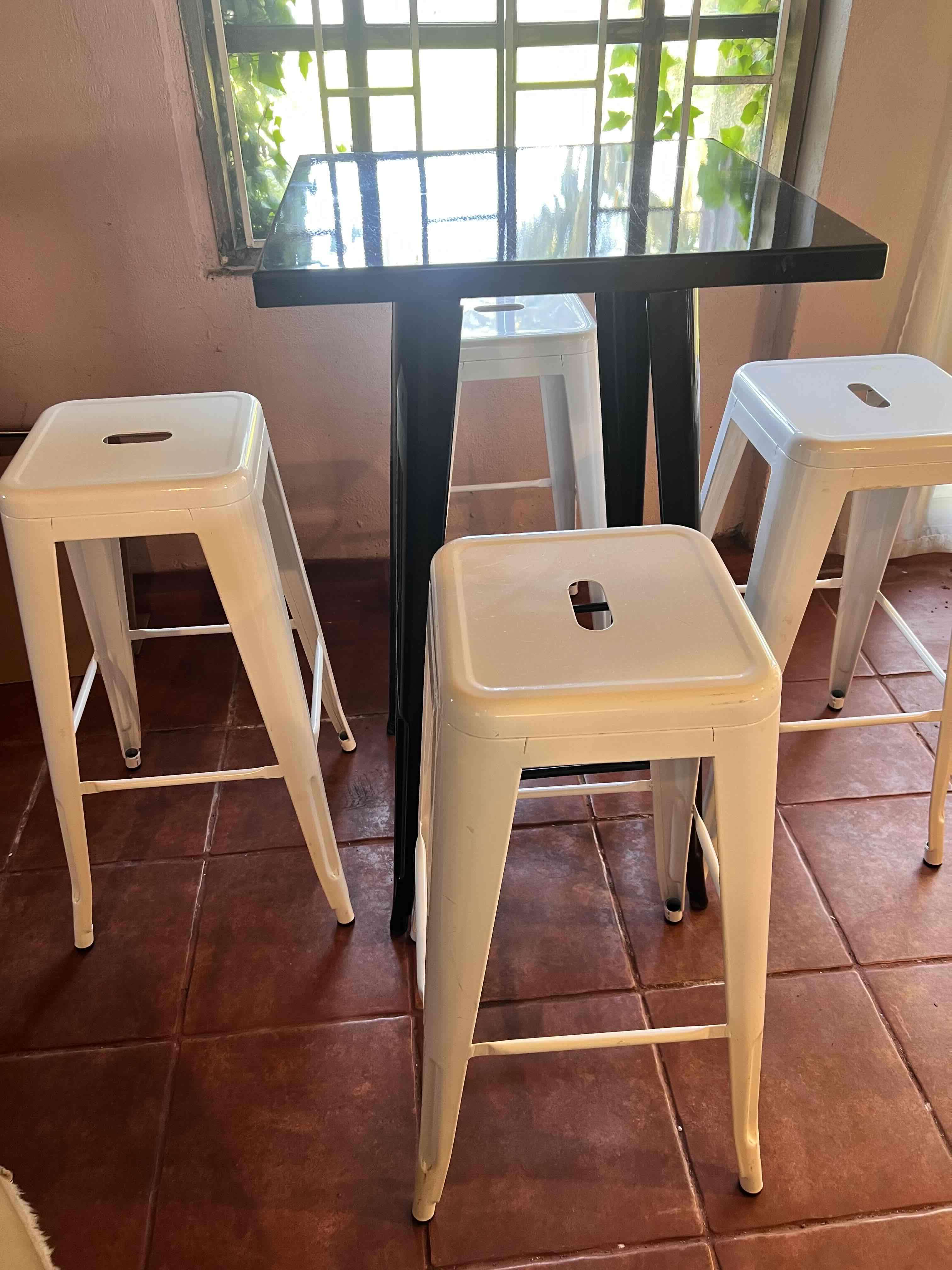 Set de mesa Tolix  alta con 4 taburetes Tolix