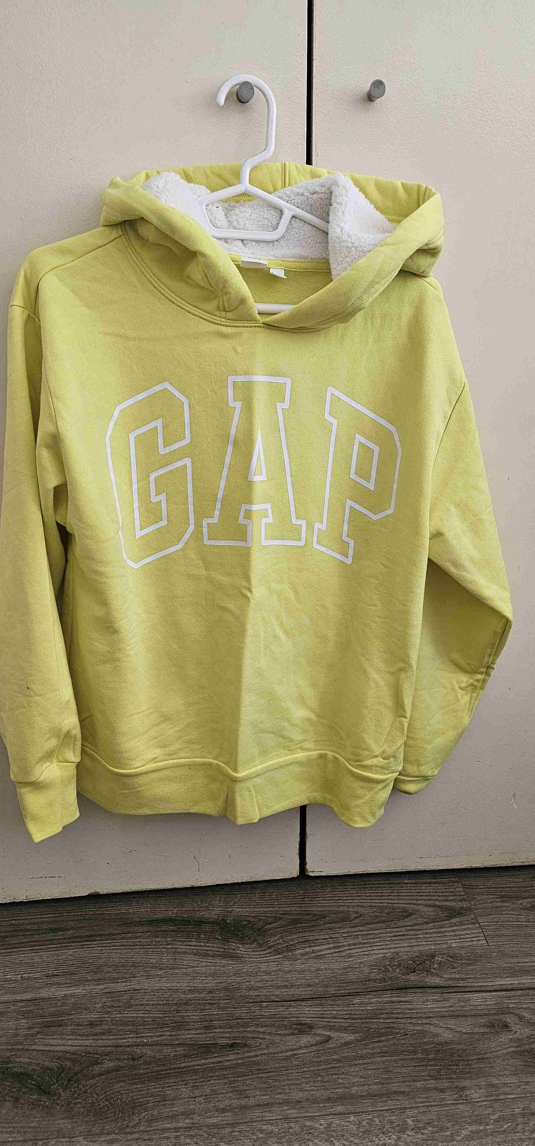 Polerón capucha amarillo GAP