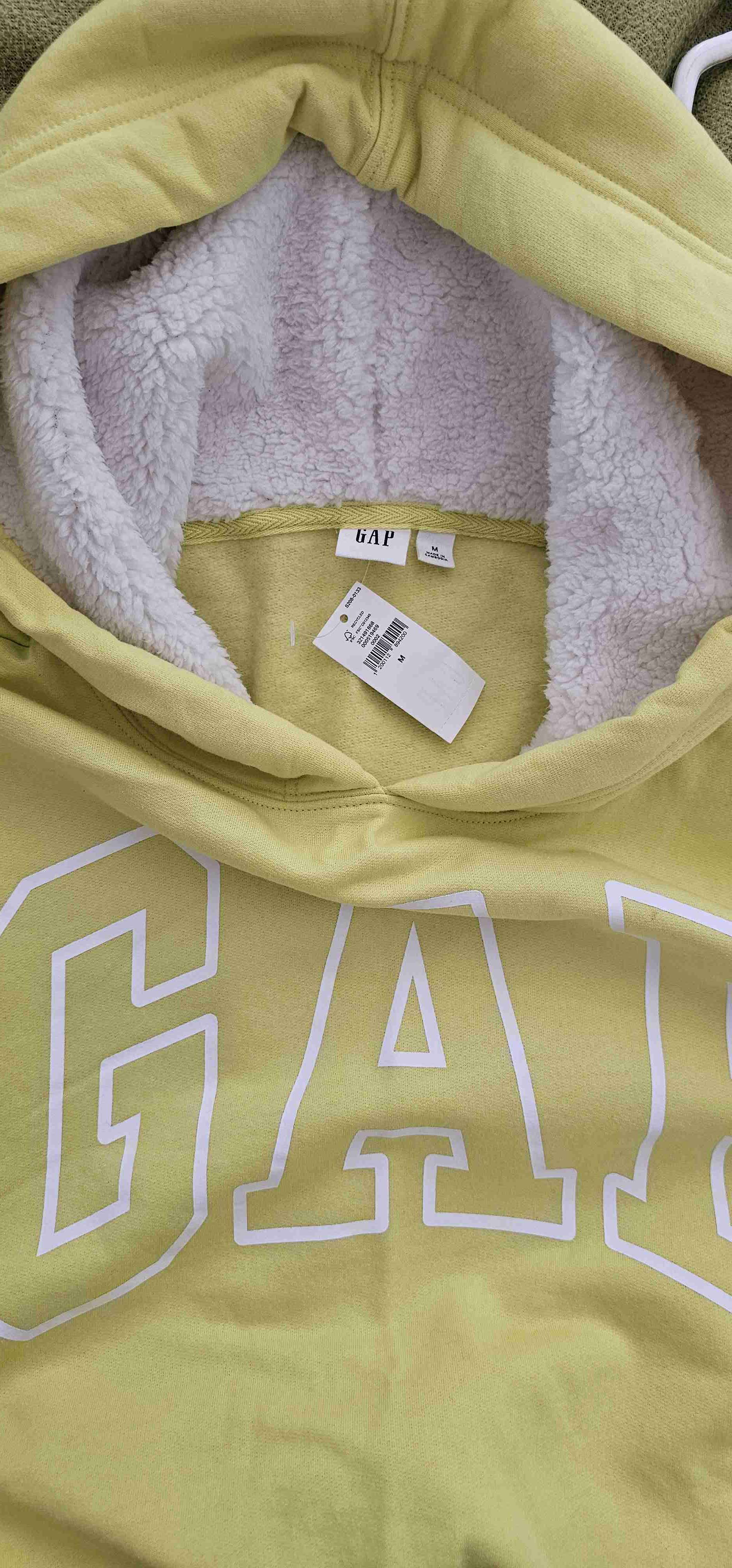Polerón capucha amarillo GAP - miniatura 2