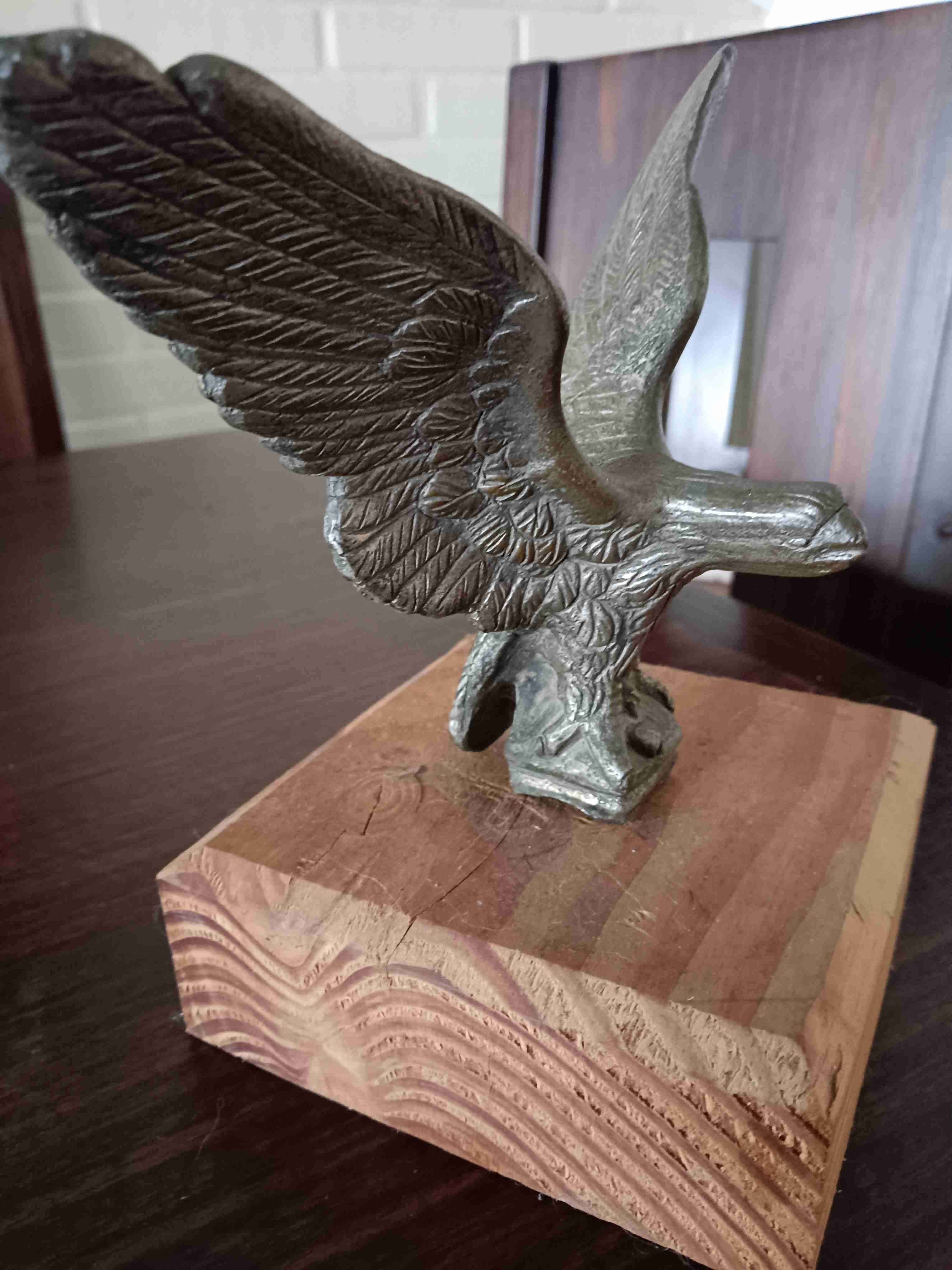 Escultura de águila en metal - miniatura 3