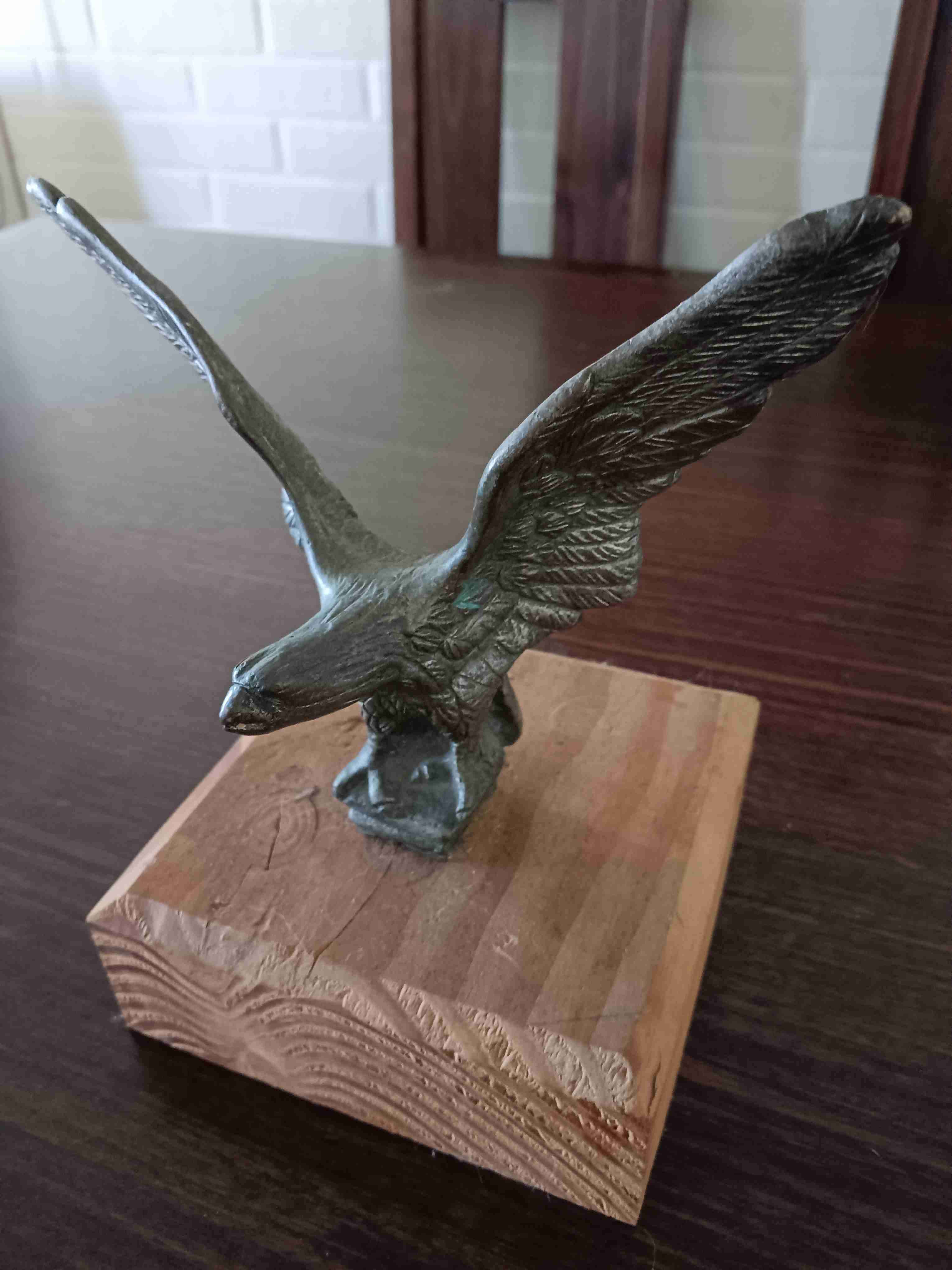 Escultura de águila en metal - miniatura 4