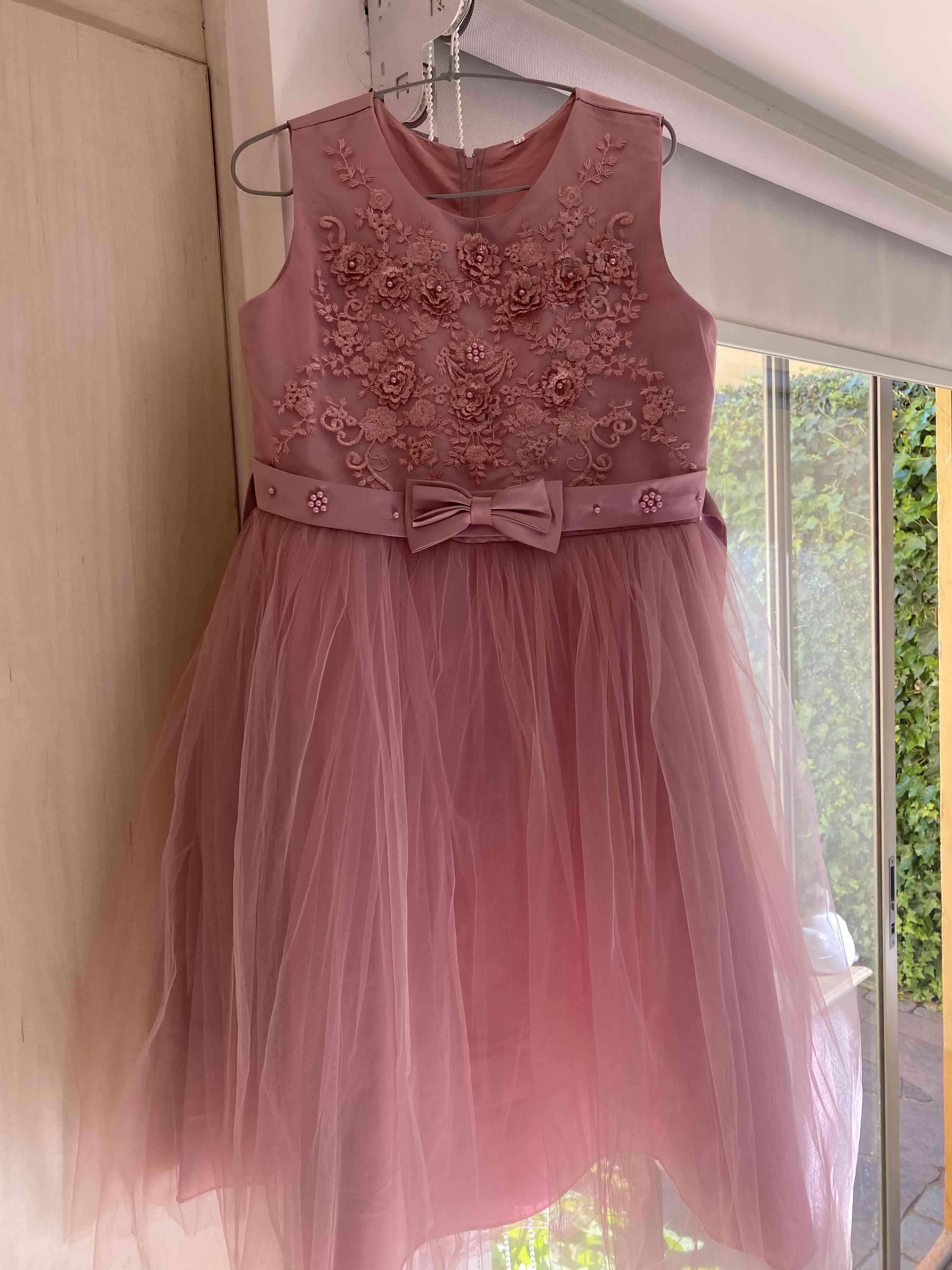 Vestido de fiesta rosado con bordado