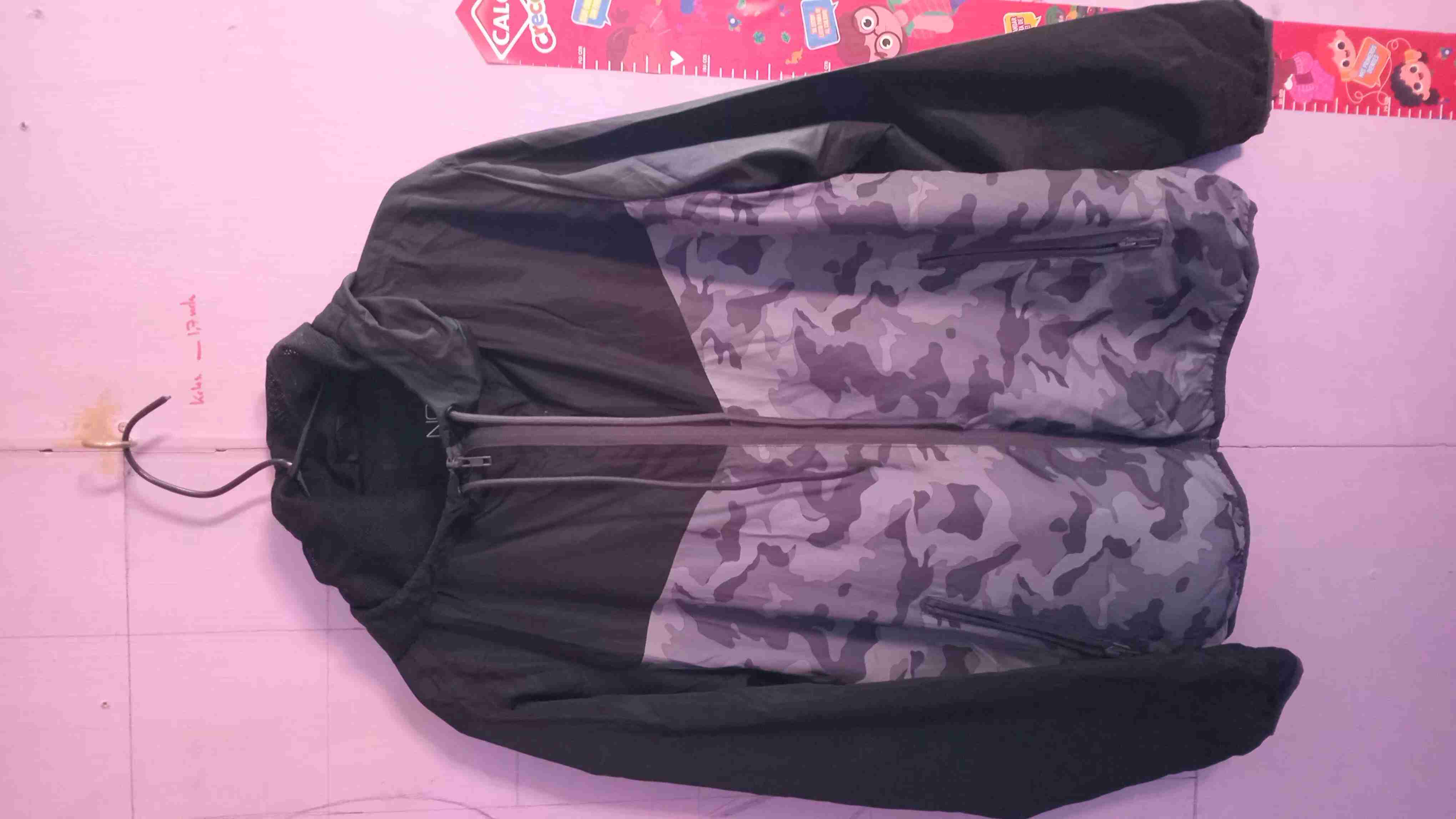 Cortaviento camuflaje con capucha