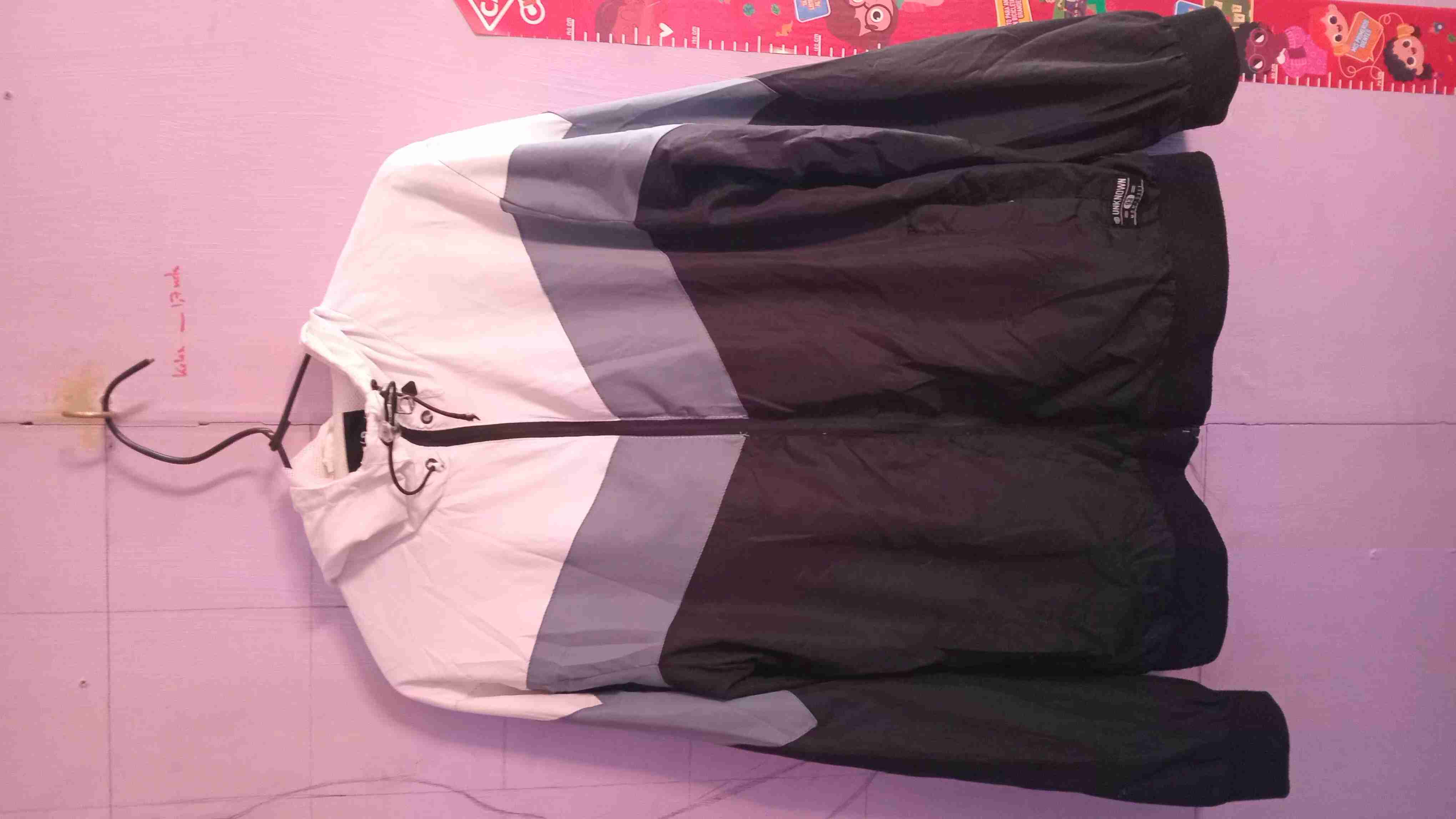 Cortaviento negra y blanca