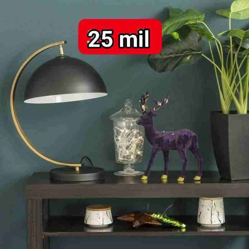 Lámpara de mesa negra y dorada