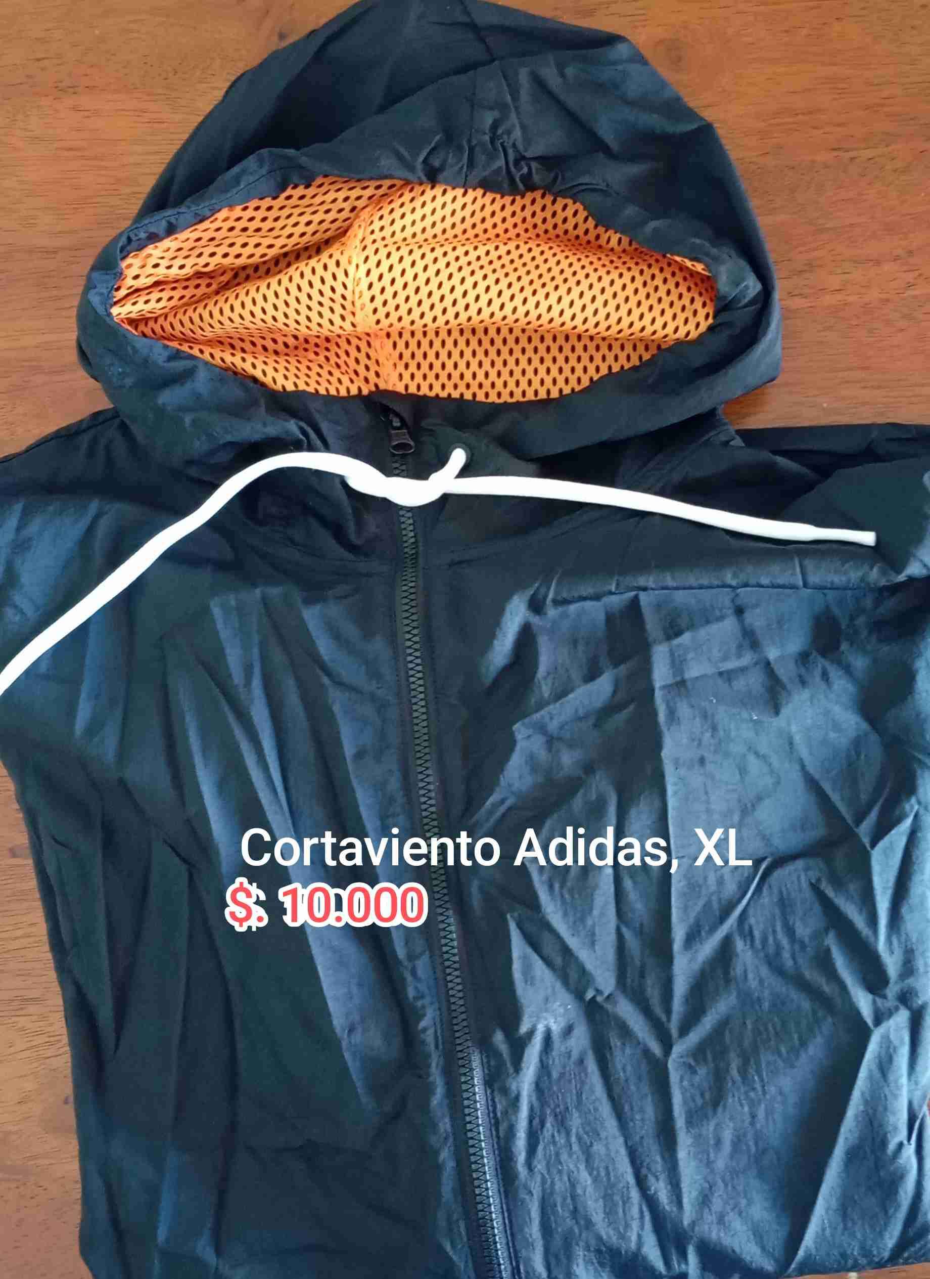 Cortaviento negro con capucha