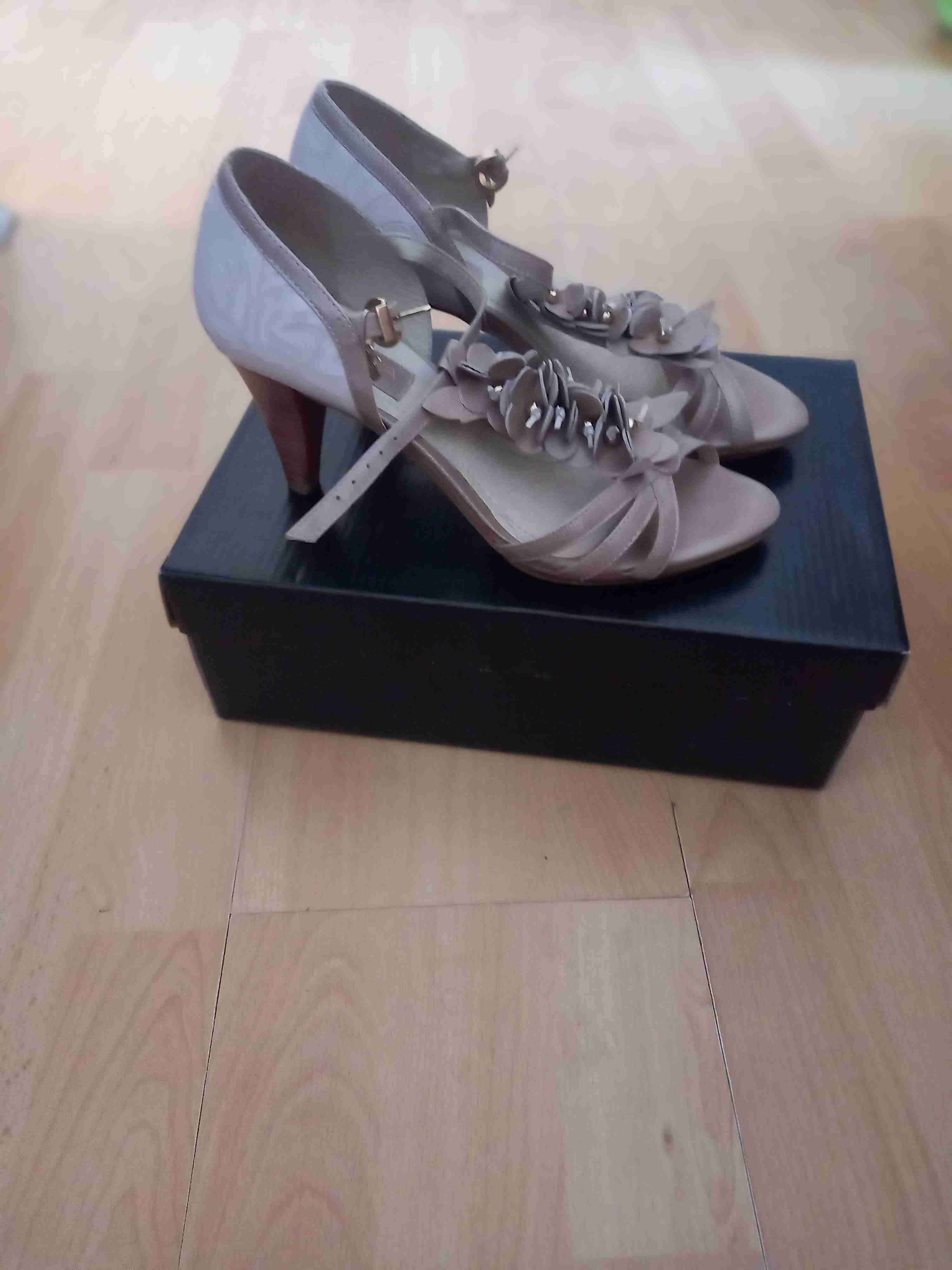 Tacones beige con flores decorativas