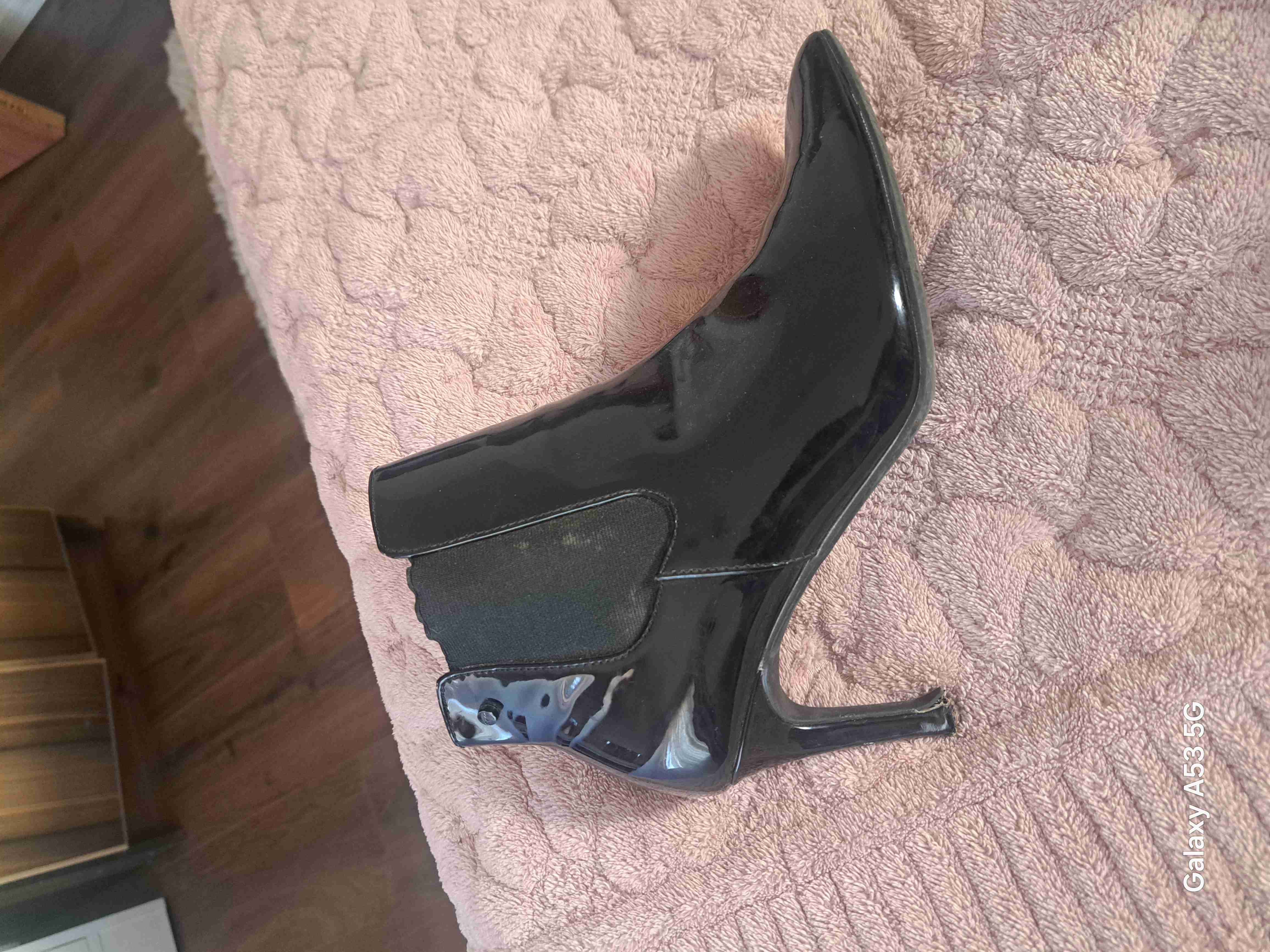 Botines de charol negro con tacón