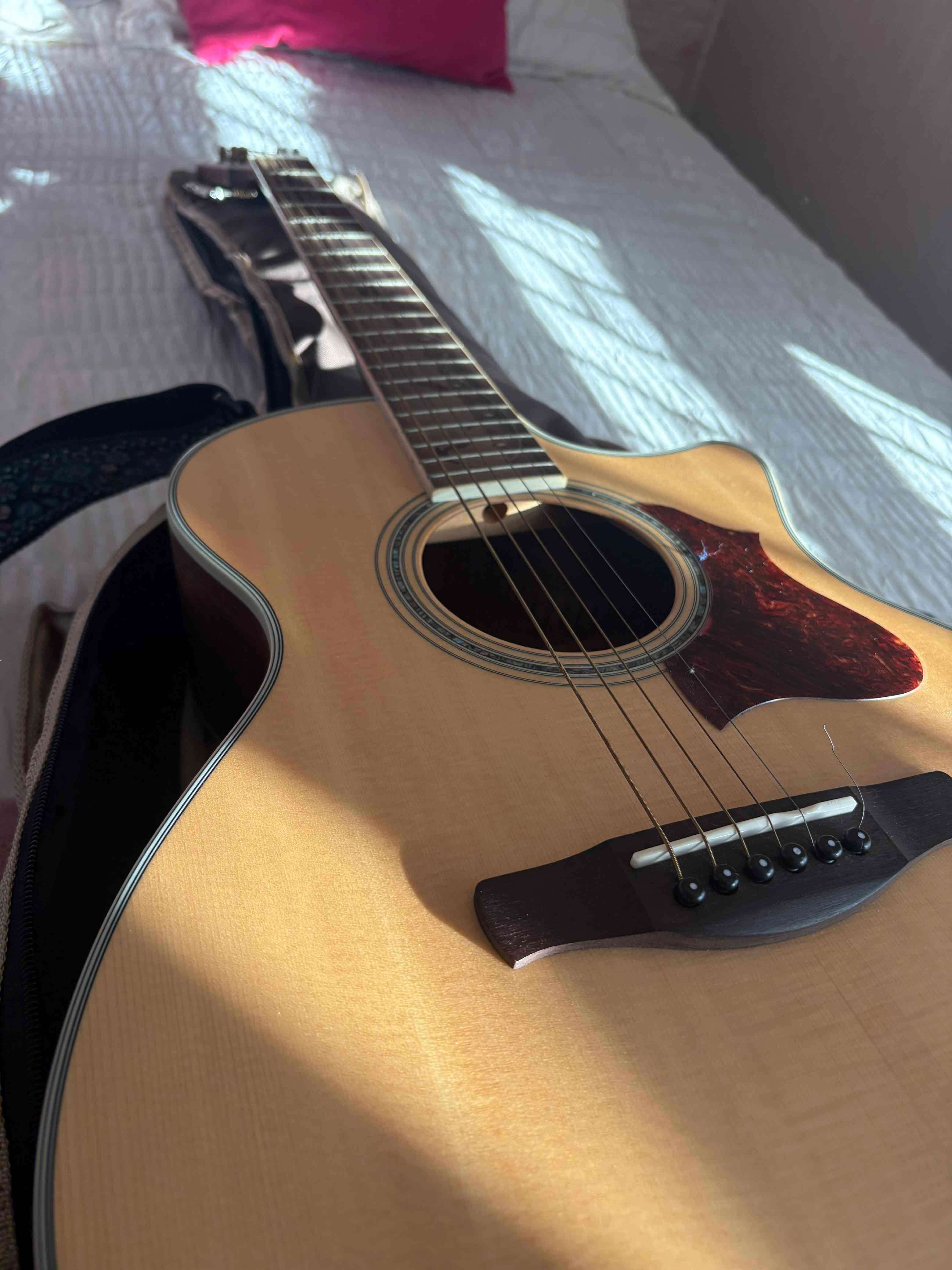 Guitarra acústica con funda y correa Ibáñez - miniatura 2