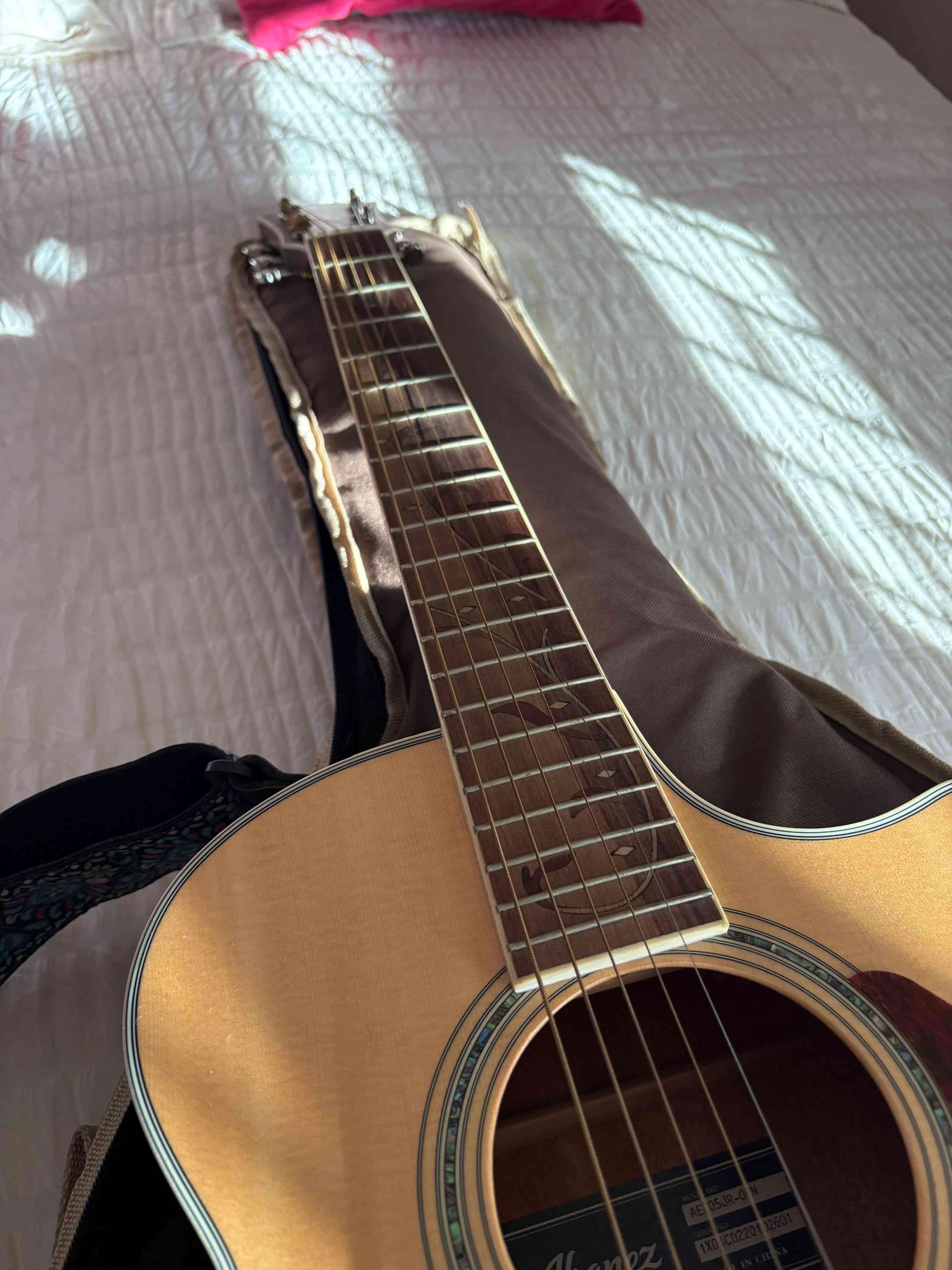 Guitarra acústica con funda y correa Ibáñez - miniatura 4