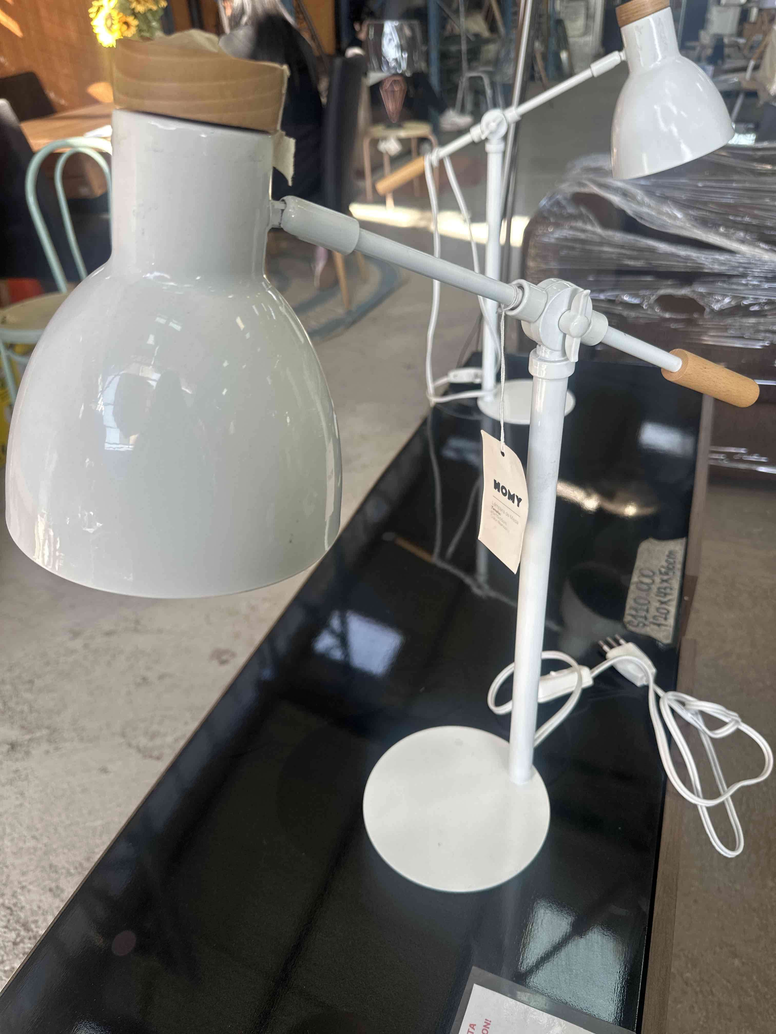 Lámpara de escritorio blanca