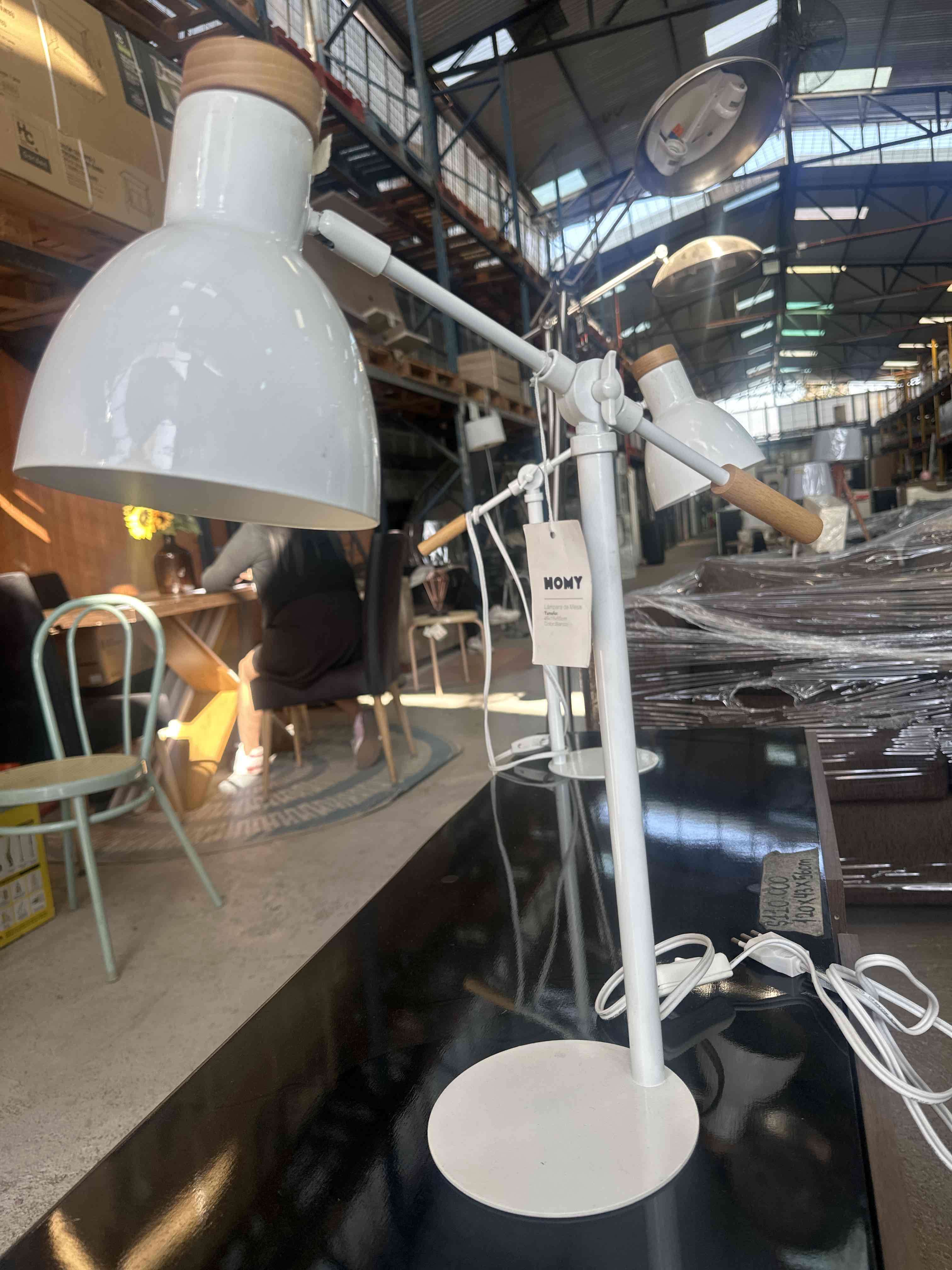 Lámpara de escritorio blanca - 3