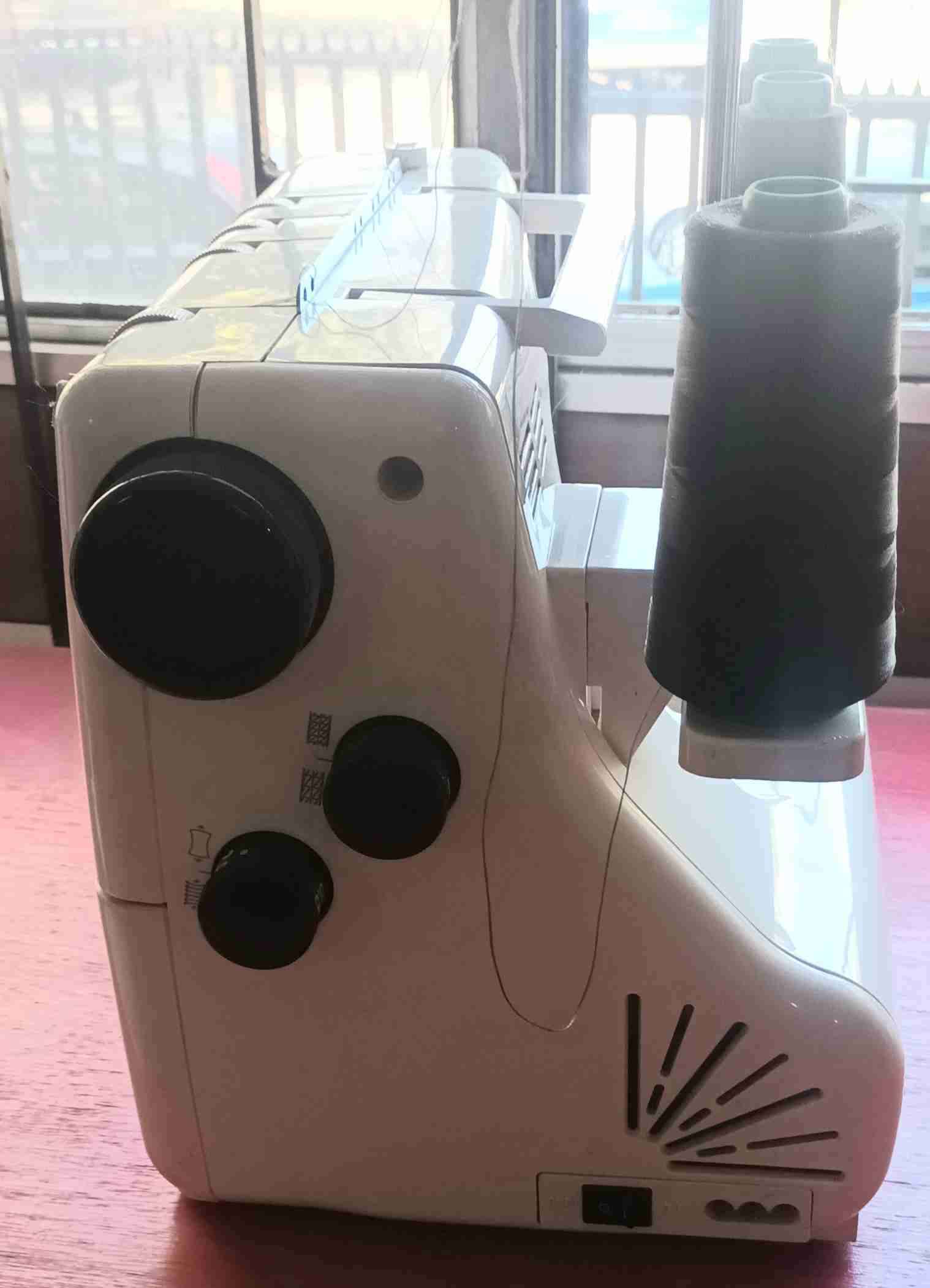 Máquina de coser colleretera Janome 1000CPX - miniatura 2