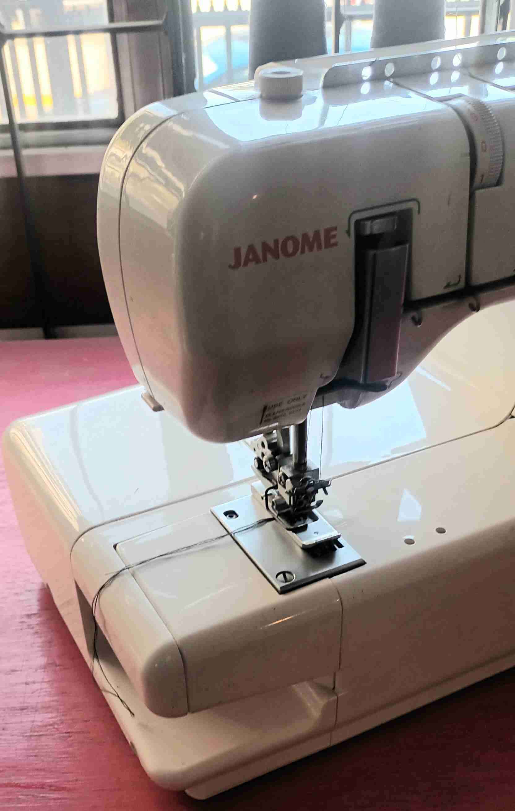 Máquina de coser colleretera Janome 1000CPX - miniatura 3