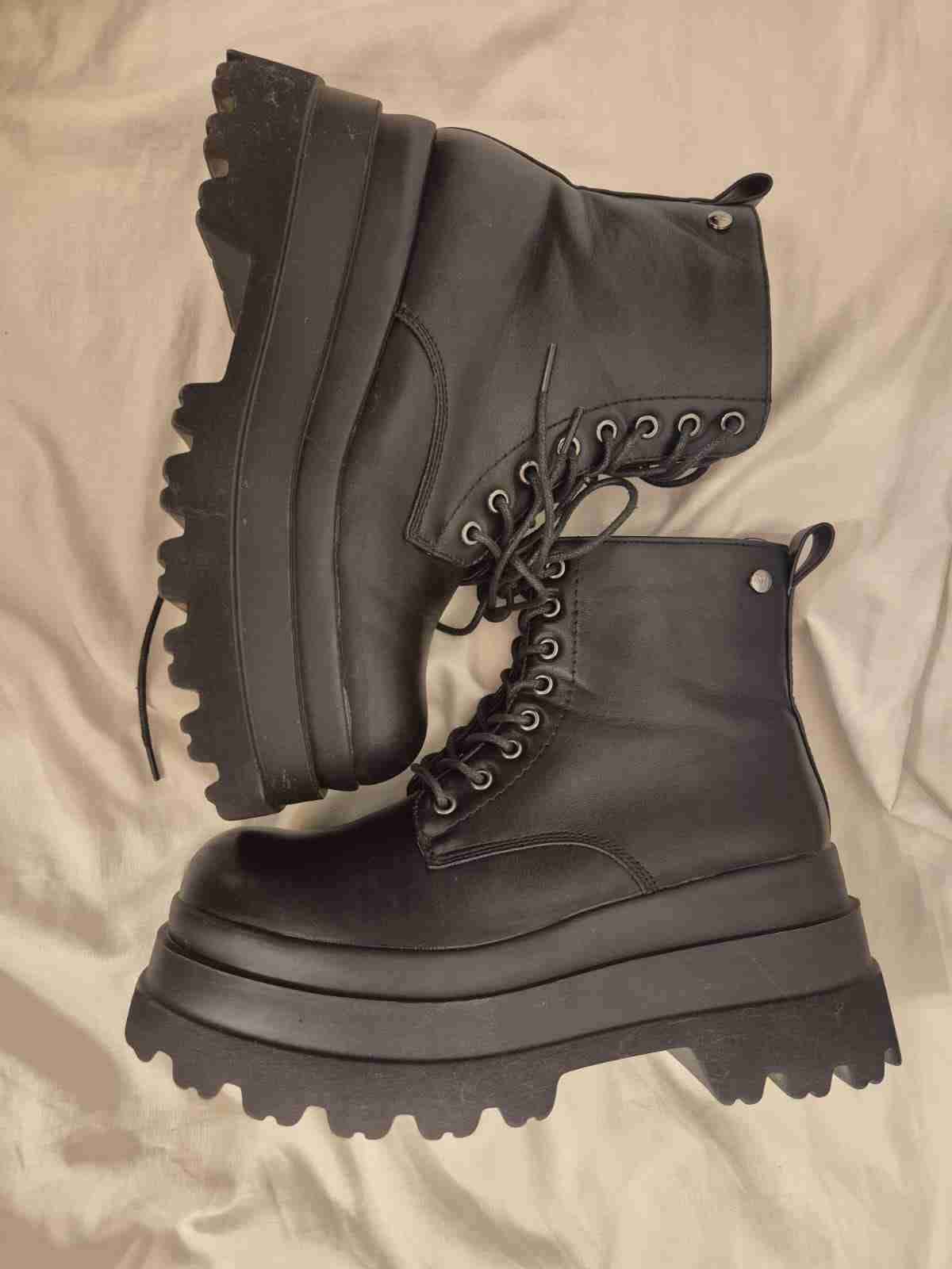 Botas negras con plataforma alta