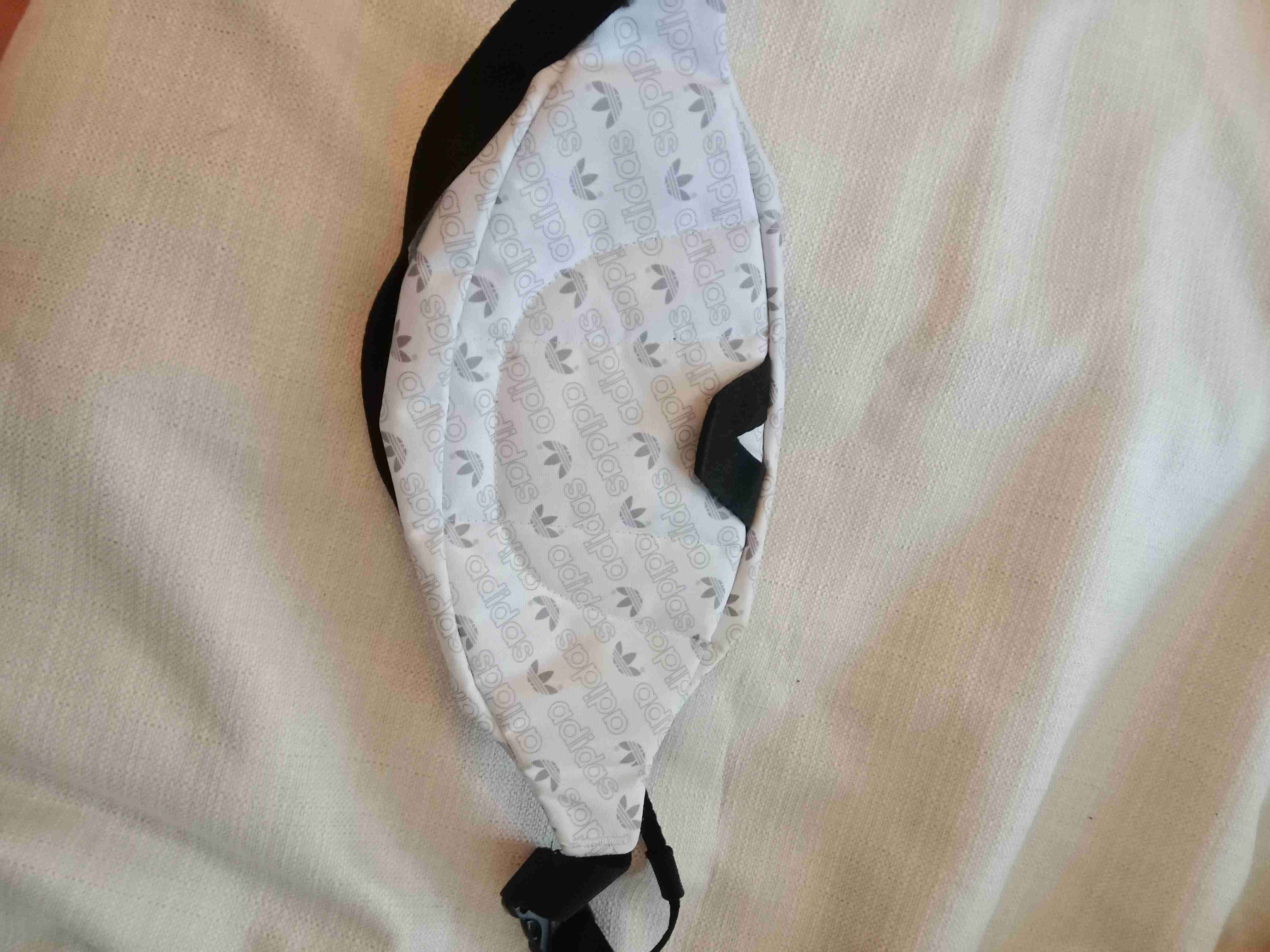 Banano Adidas blanco y negro