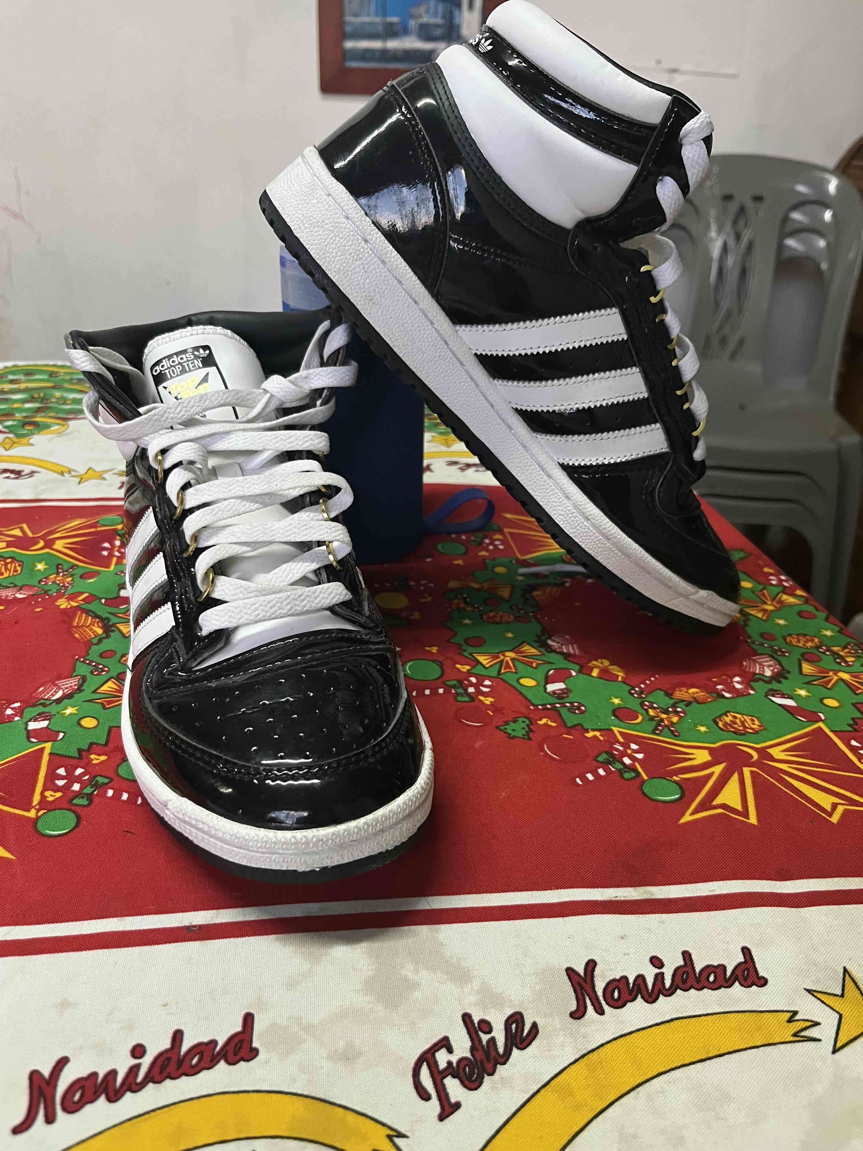 Zapatillas altas blancas y negras - miniatura 2