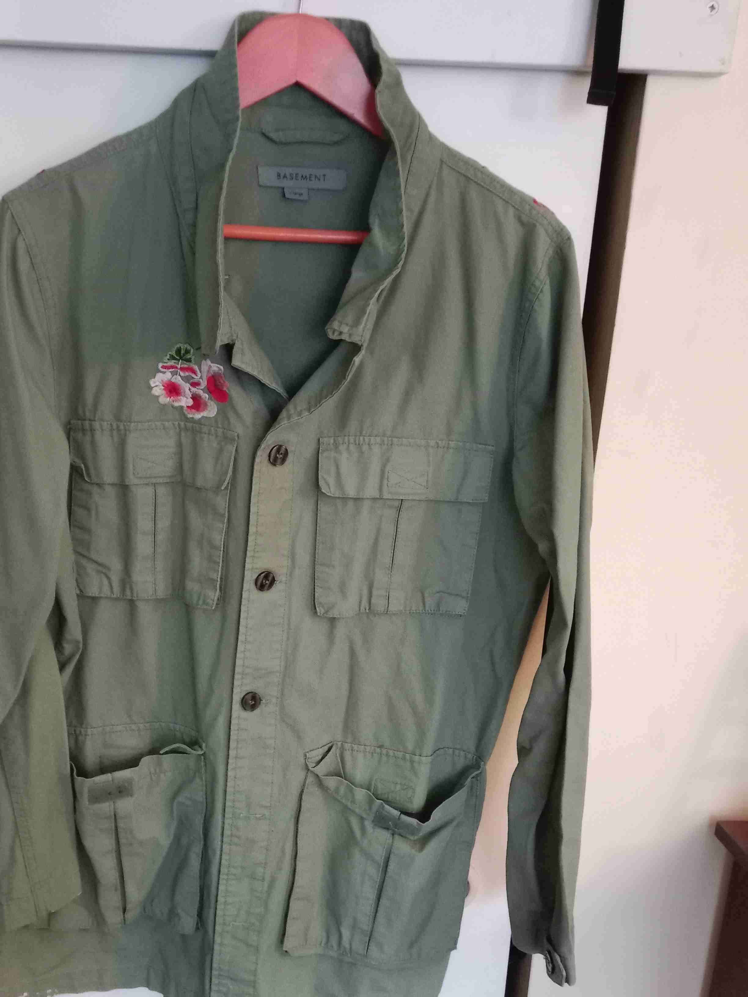 Chaqueta verde con bordado floral